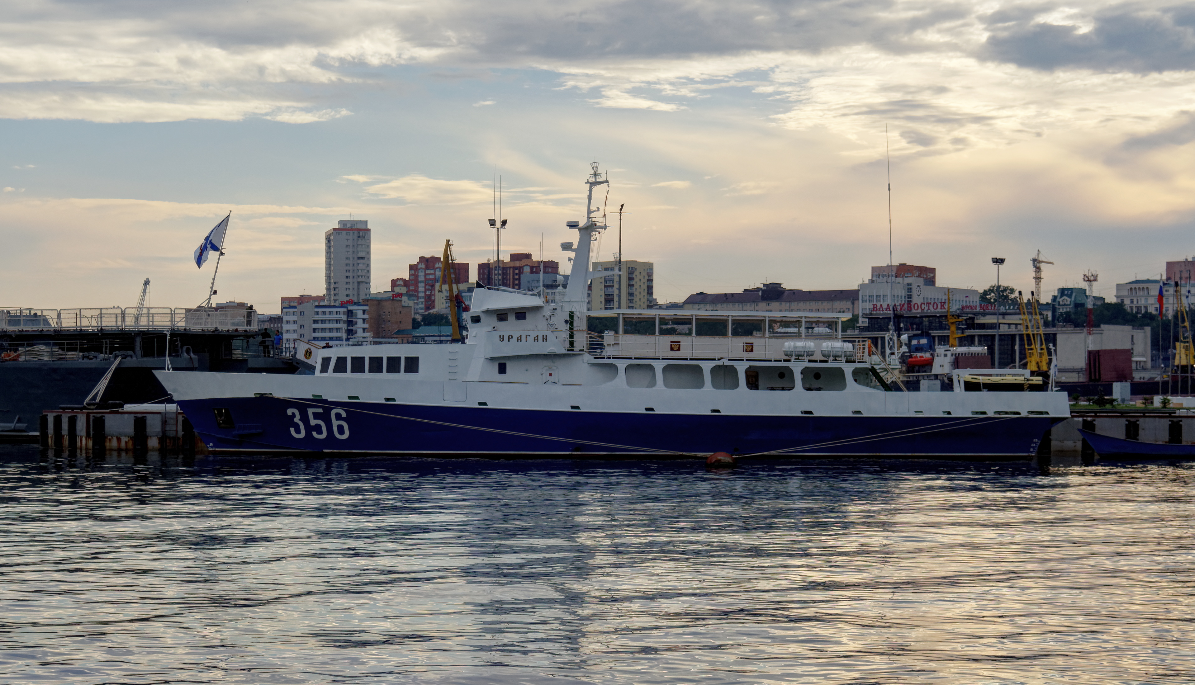 Vladivostok Communication boat Uragan P8050478 2200