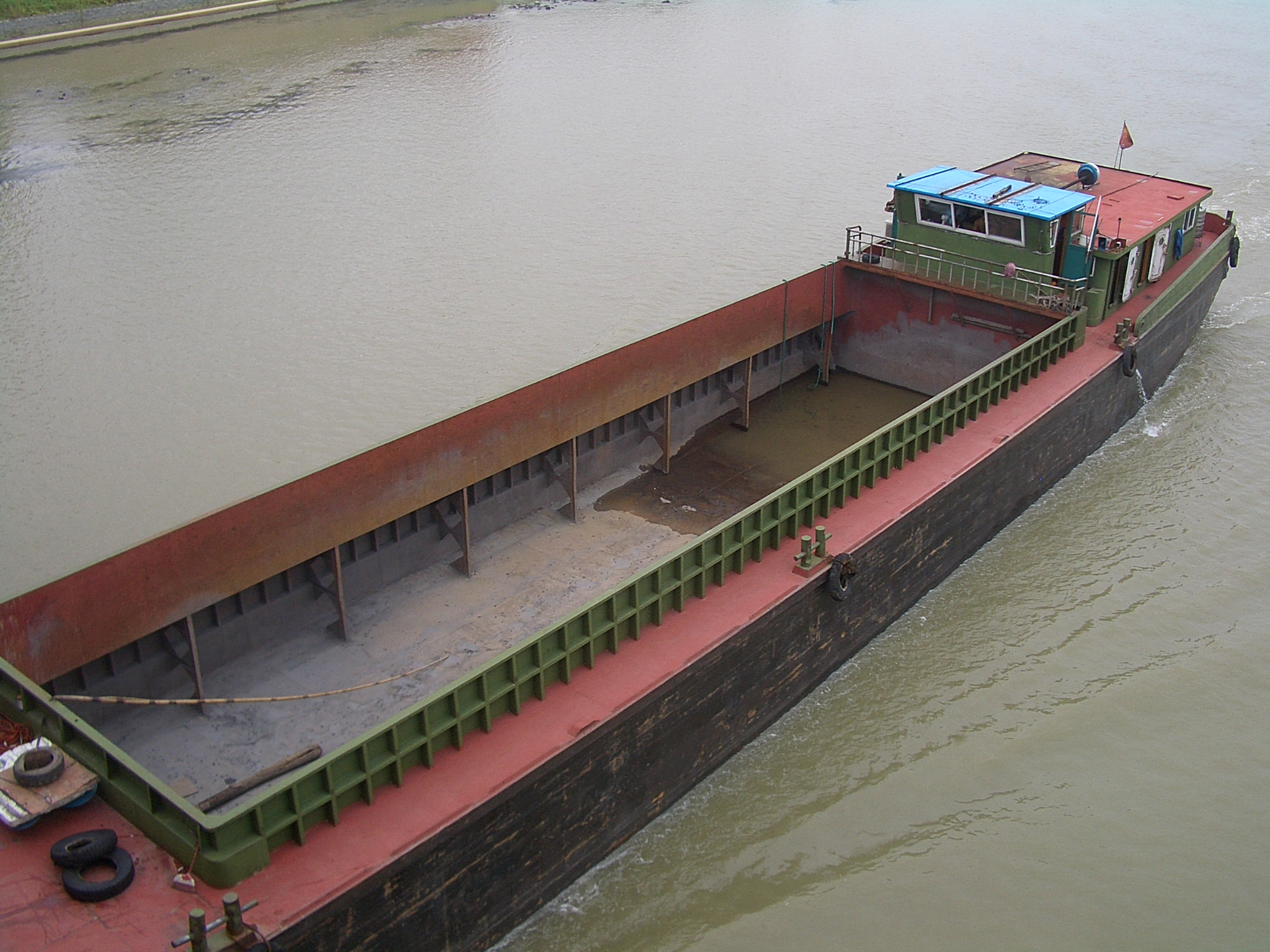 Yangzhou-Modern-Grand-Canal-barge-CIMG3347
