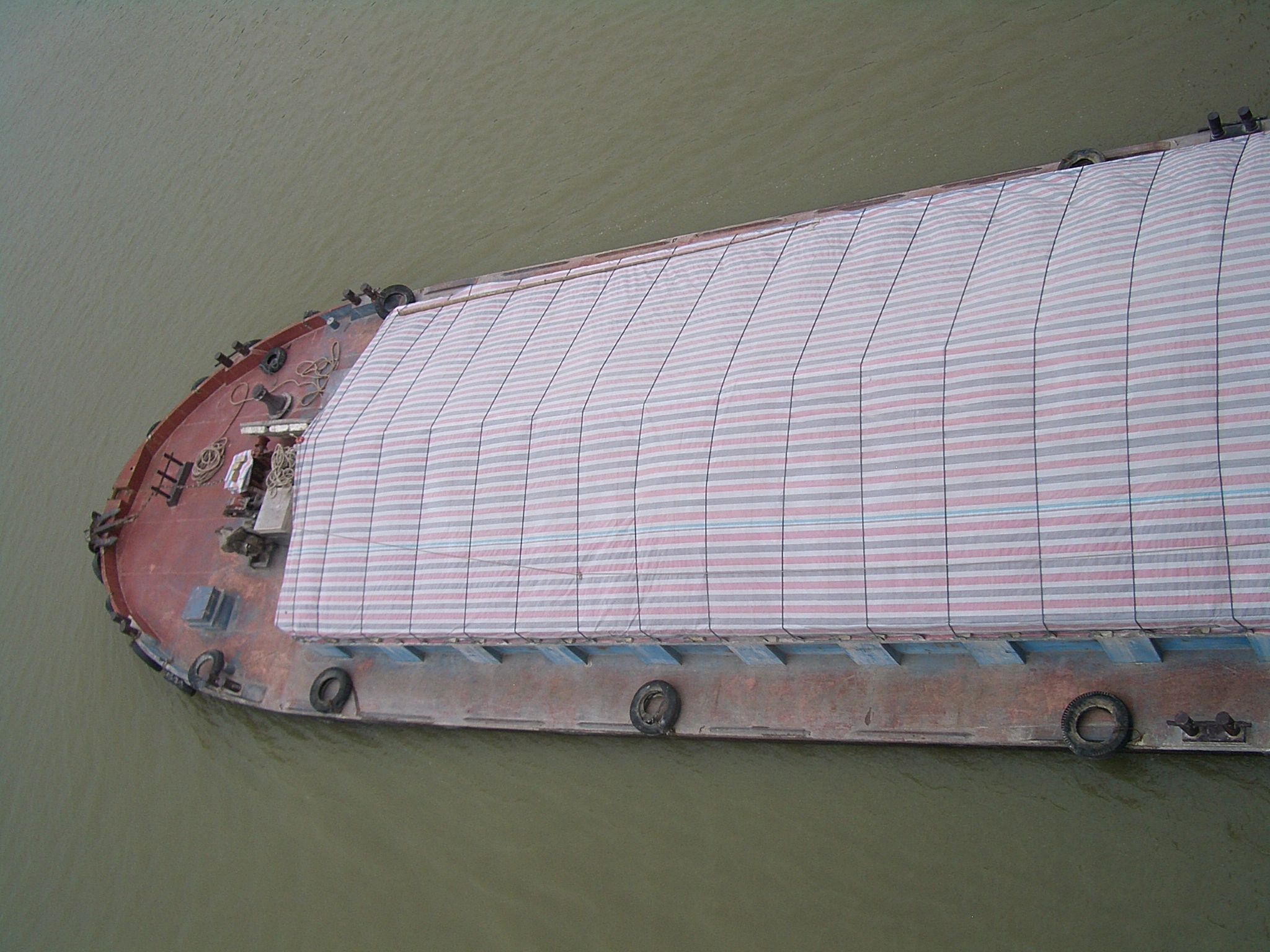 Yangzhou-Modern-Grand-Canal-barge-CIMG3349