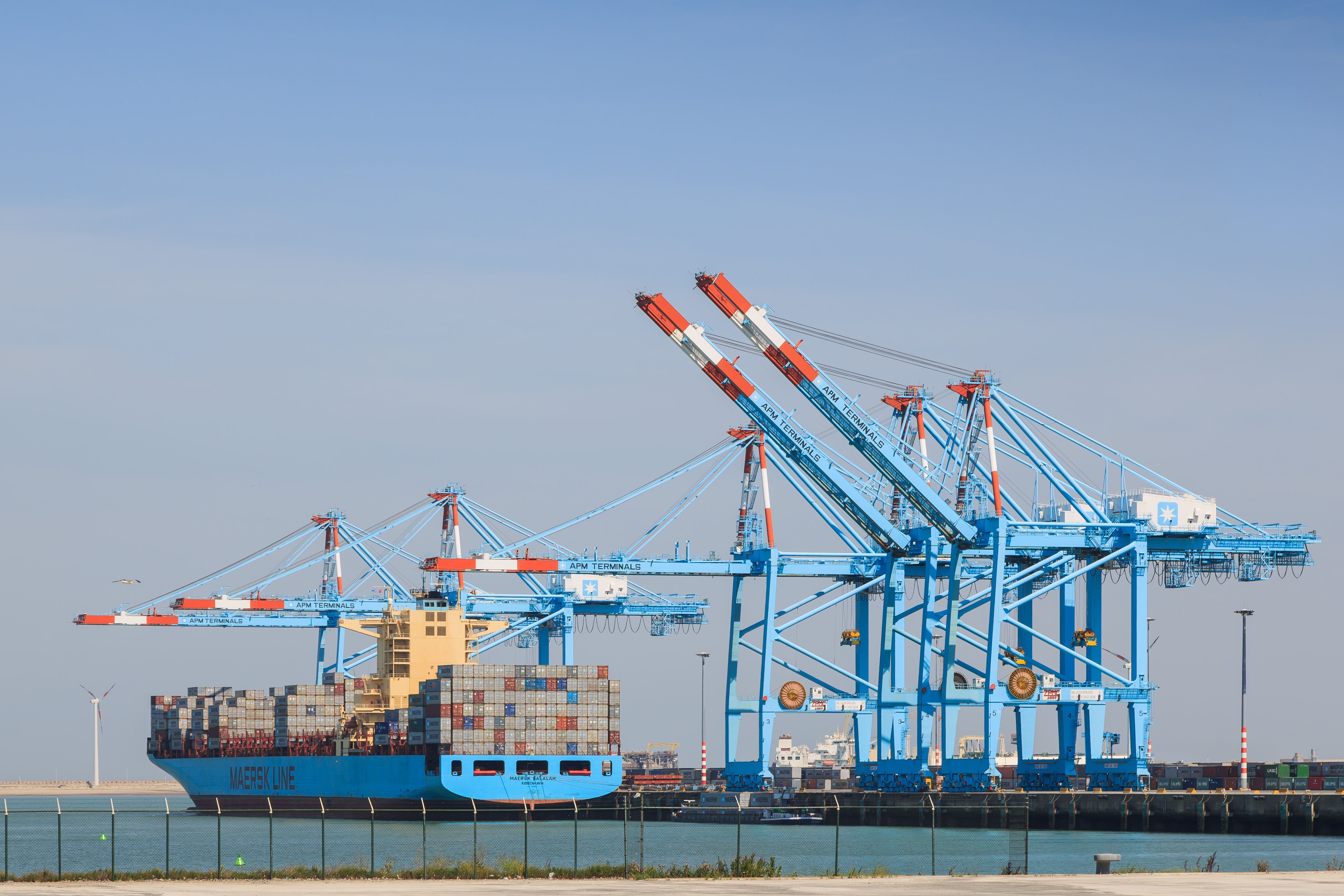 Zeebrugge Belgium Portal-crane-APM-Terminals-02