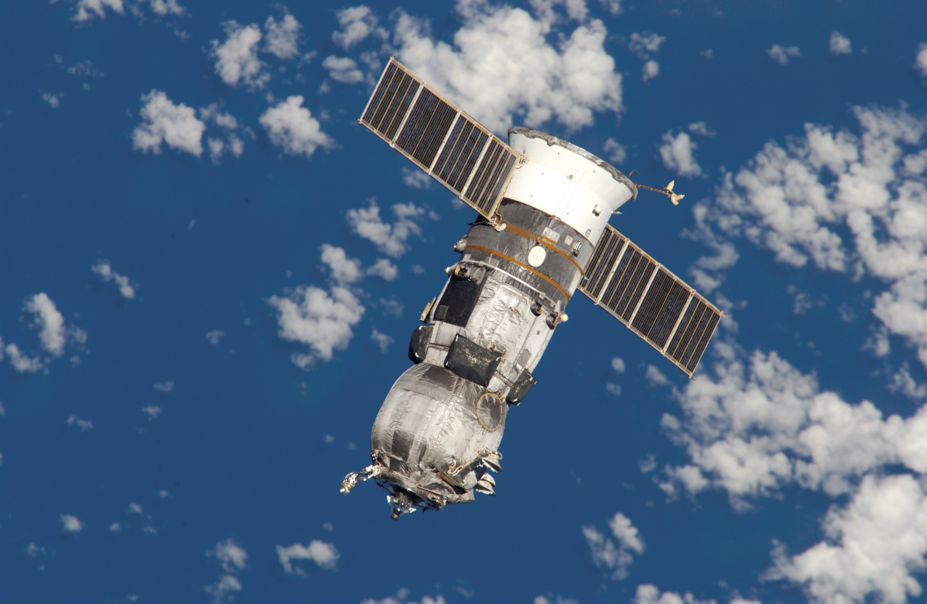 ISS-11 Progress 17 departs