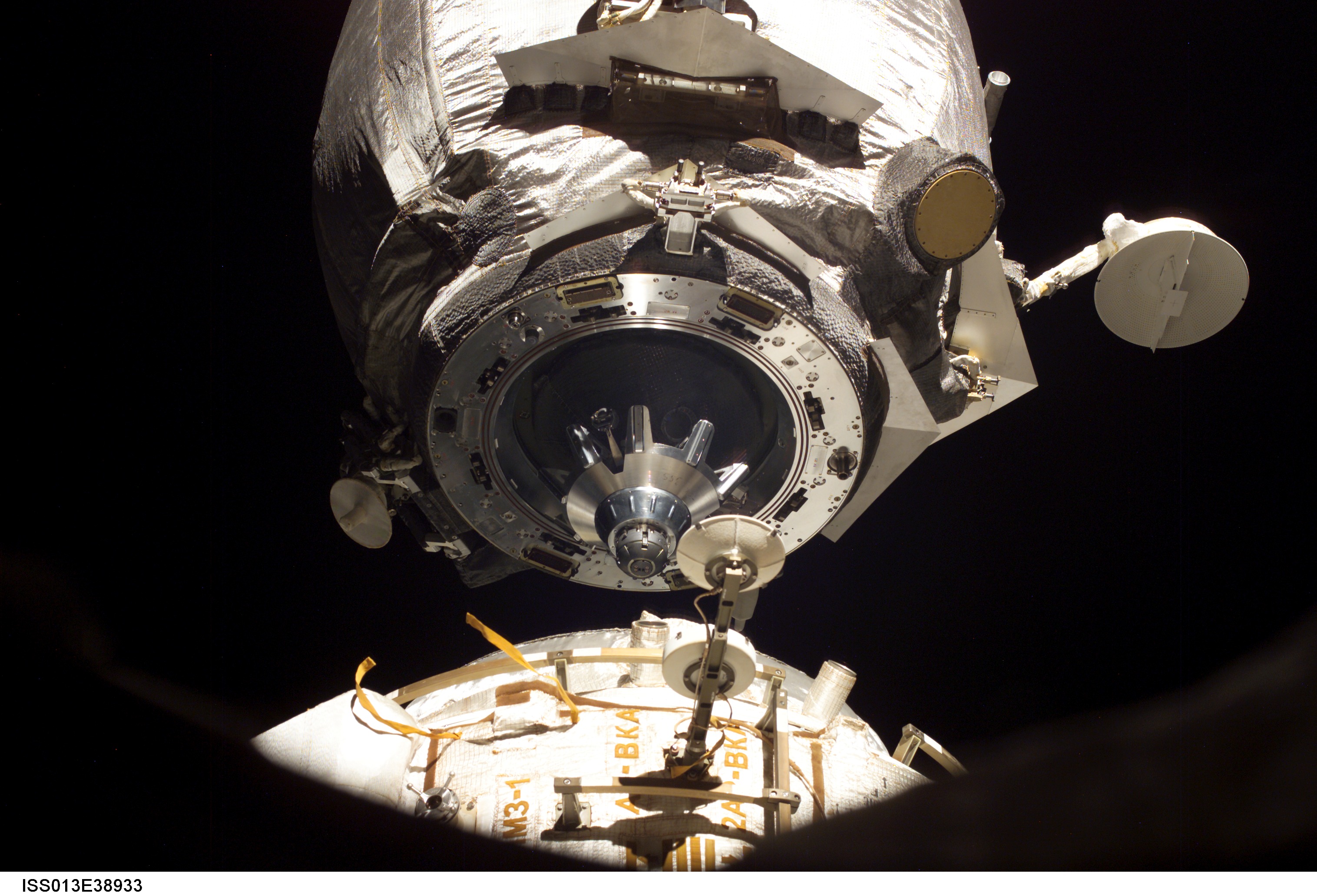 Iss013e38933