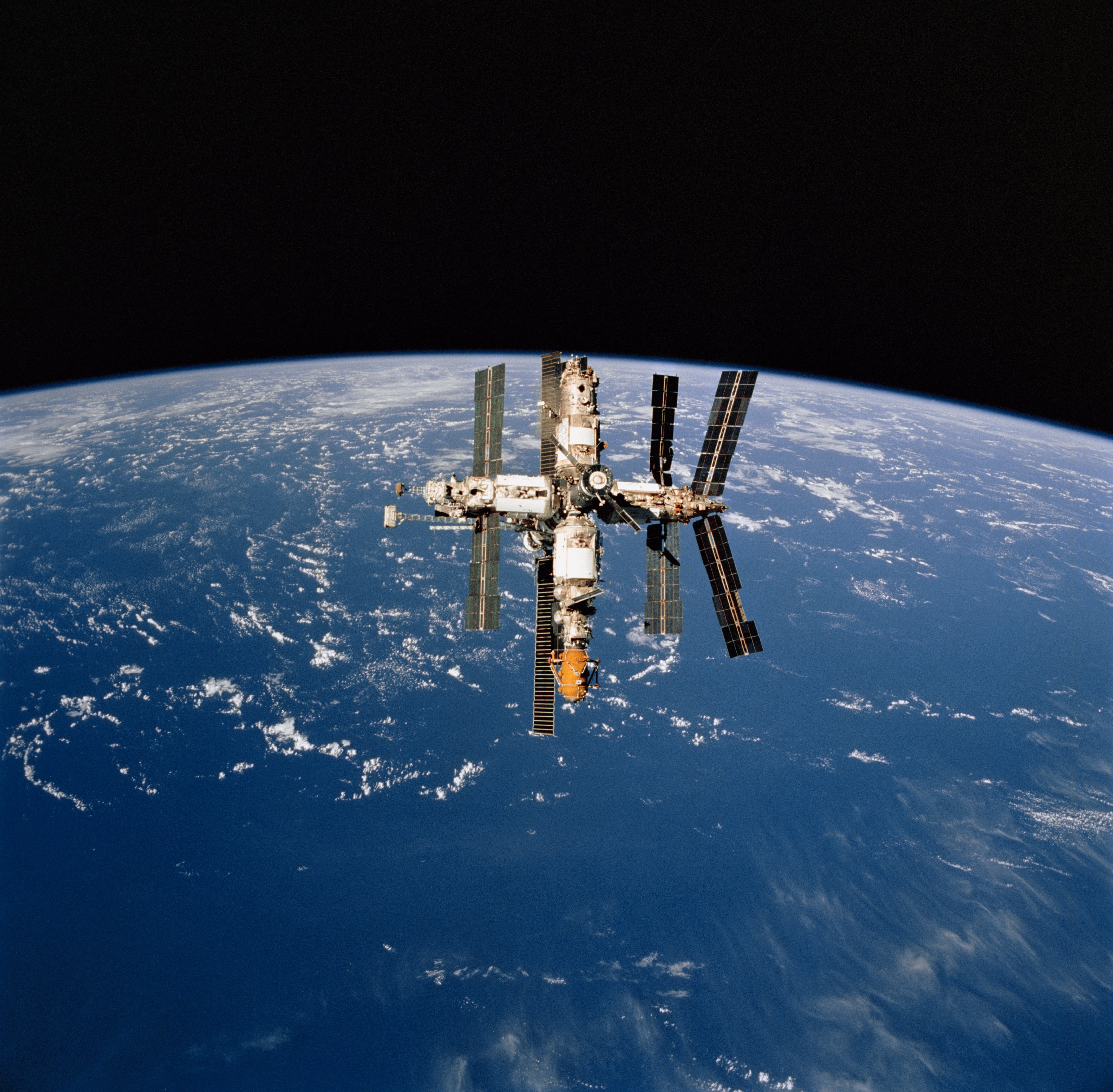 Mir. Мир (орбитальная станция). Станция мир 1986. Многомодульная орбитальная станция мир. Советская орбитальная Космическая станция мир.