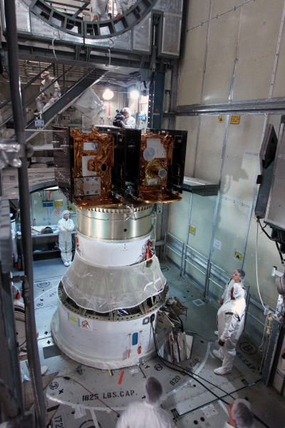 GRAIL spaceprobes on top oft the seacond stage of their Delta IIH before encapsulation