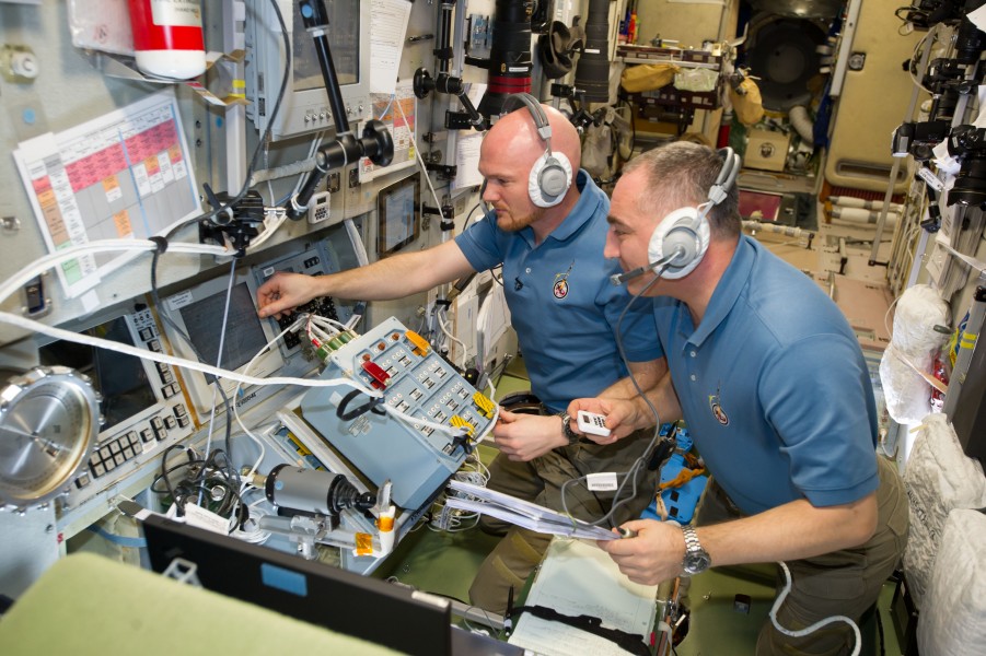 ISS-40 Alexander Gerst and Alexander Skvortsov monitor the ATV-5 approach