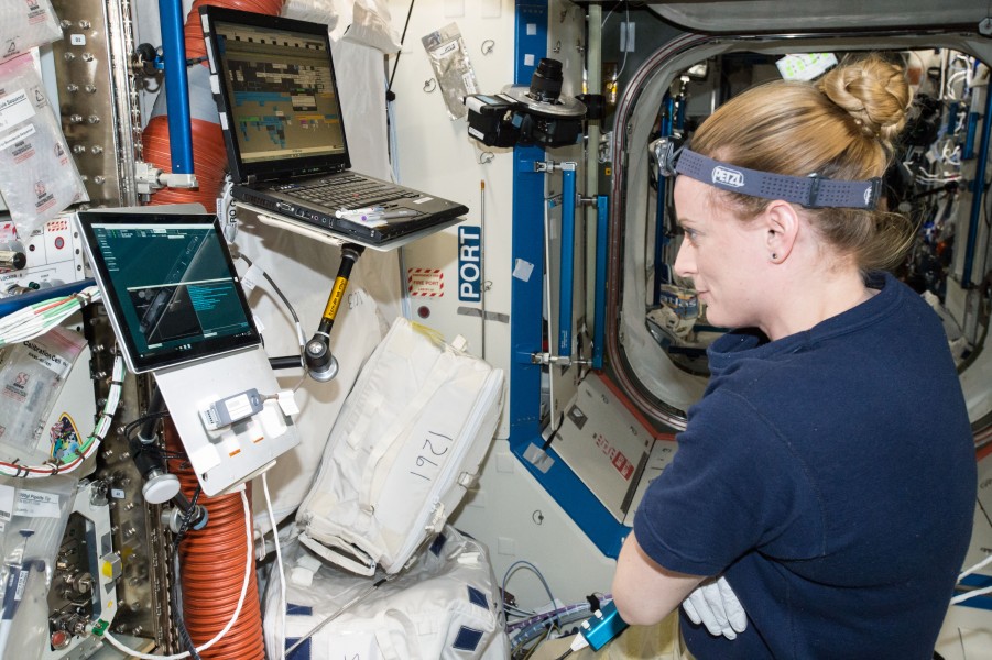 ISS-48 Kate Rubins in the Destiny lab