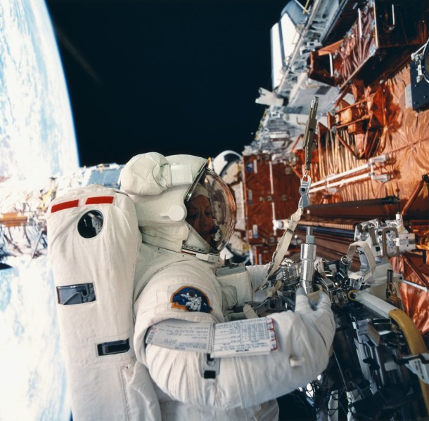 Kathryn Thornton replacing the solar arrays of the Hubble space telescope during the STS-61 mission 9400261