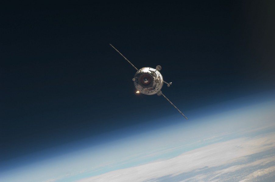 Poisk approaches ISS 07