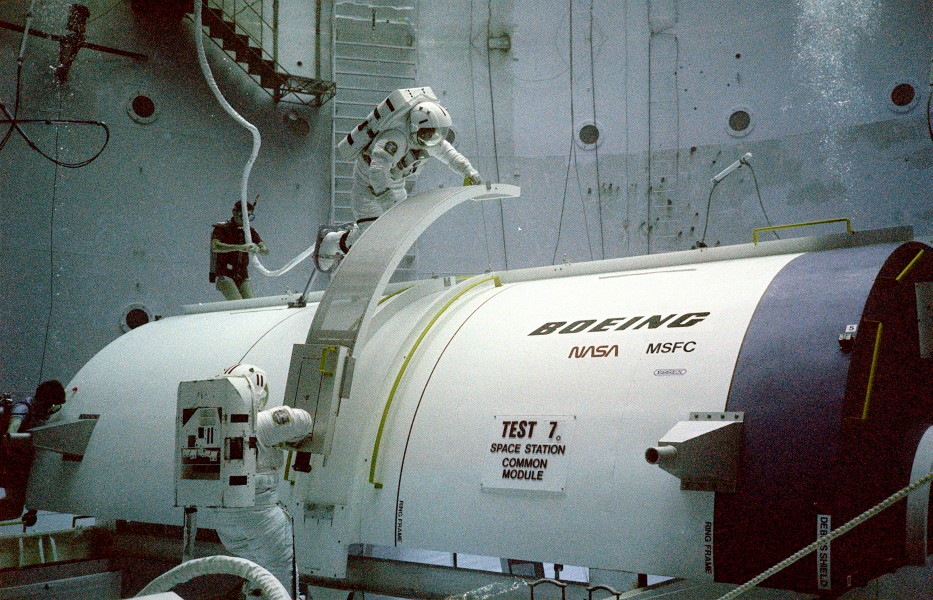 Space Station Mock-up in Neutral Buoyancy Simulator - GPN-2000-000057