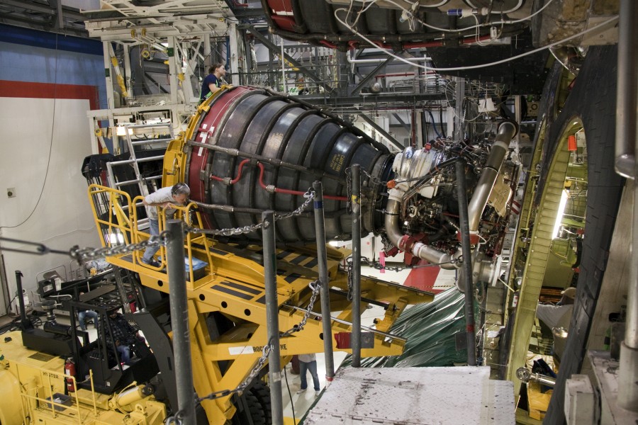 STS132 main engine installation