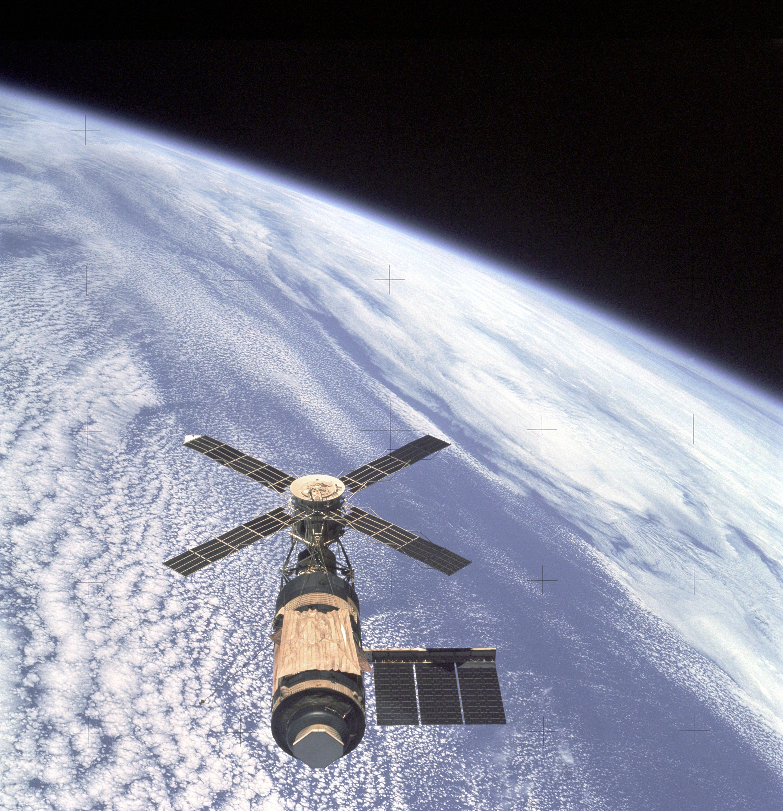 Skylab and Earth Limb - GPN-2000-001055