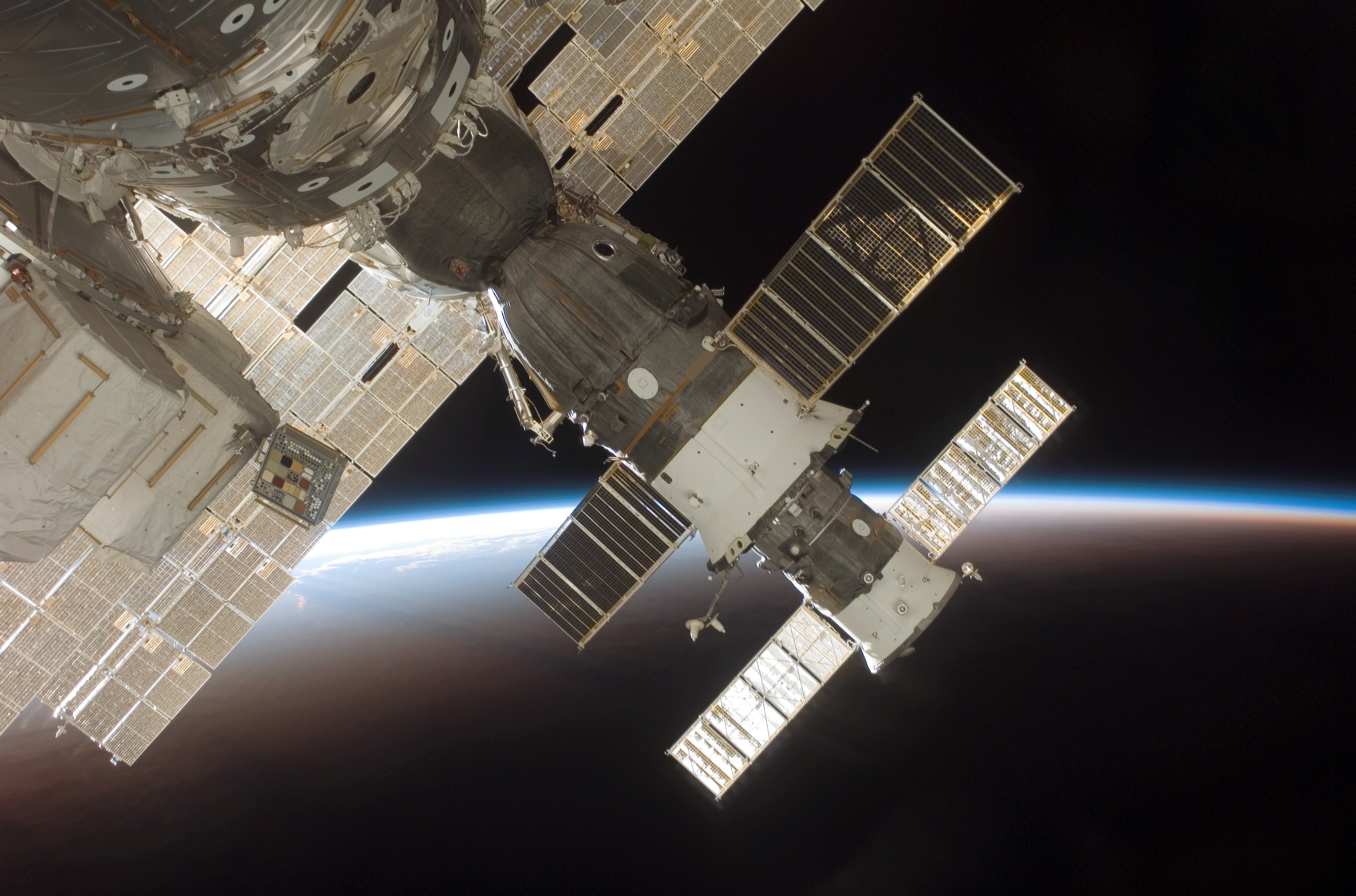 Soyuz TMA-9 at ISS (NASA S116-E-06753)