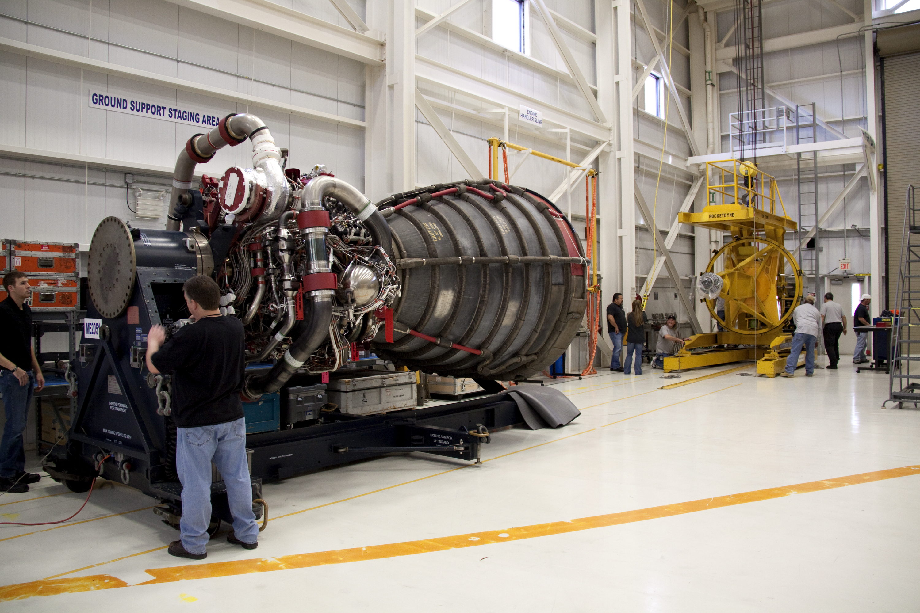 STS132 main engine-installation5
