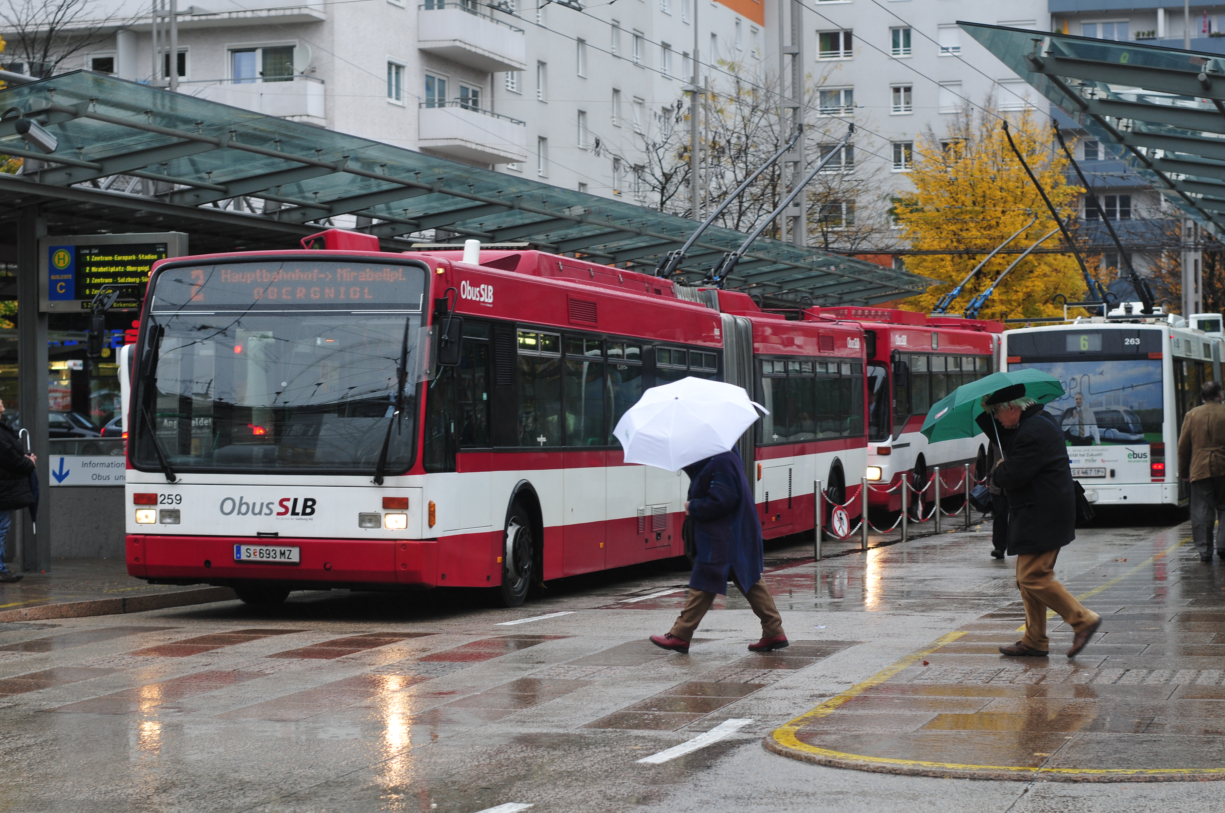 12-11-02-bus-am-bahnhof-salzburg-by-RalfR-35