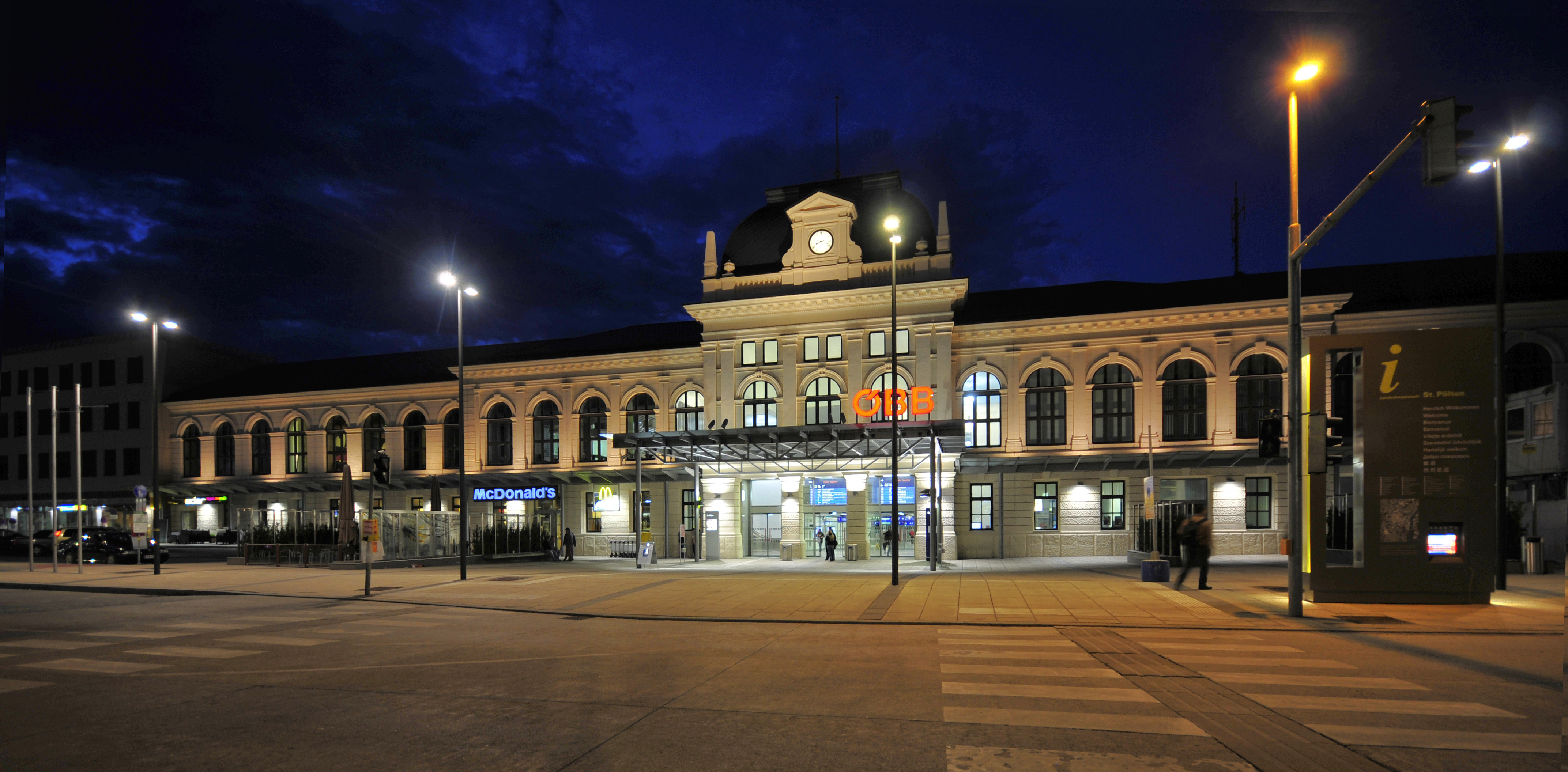 13-04-13-st-poelten-bahnhof-bei-nacht