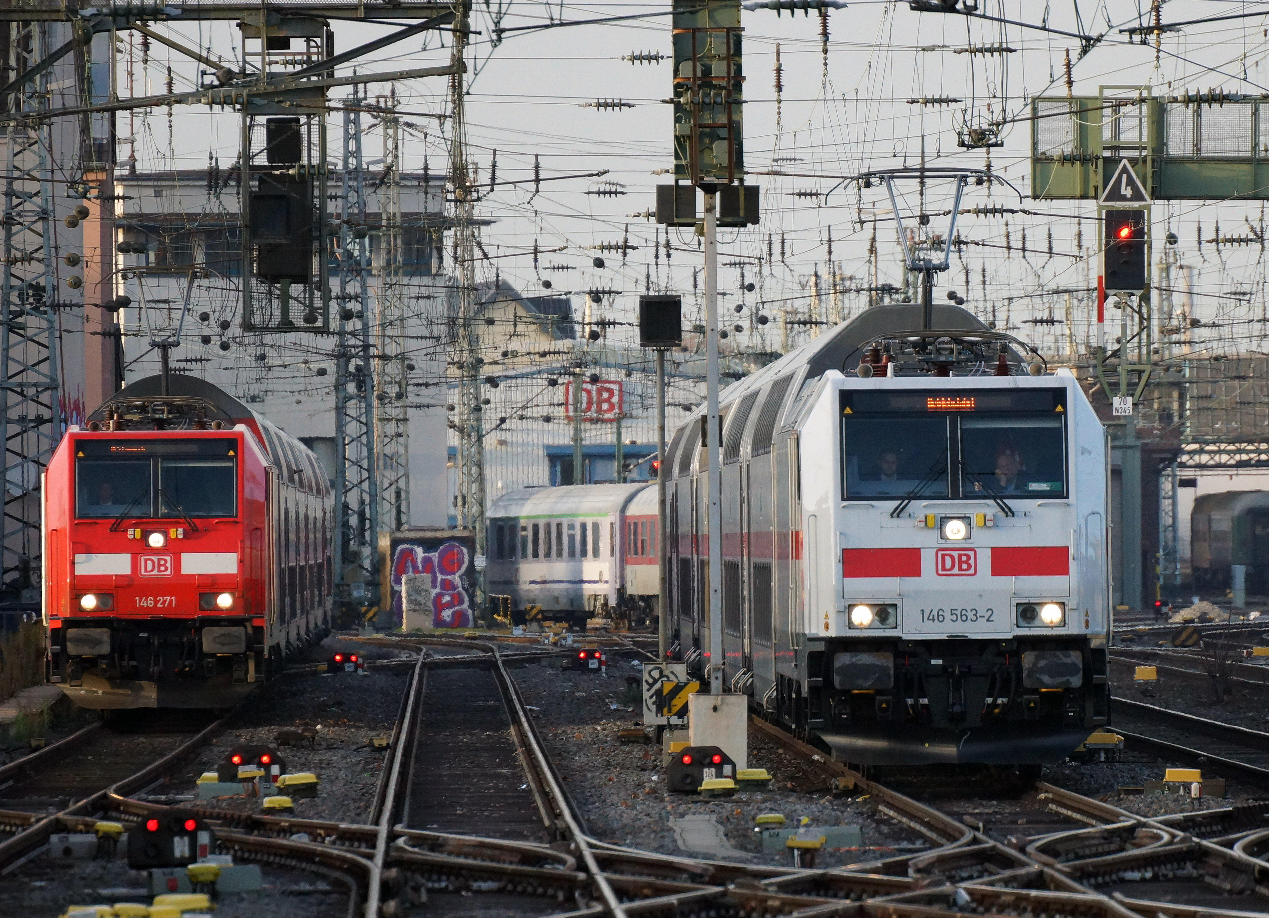 146 271 + 146 563-2 Köln Hauptbahnhof 2015-12-17