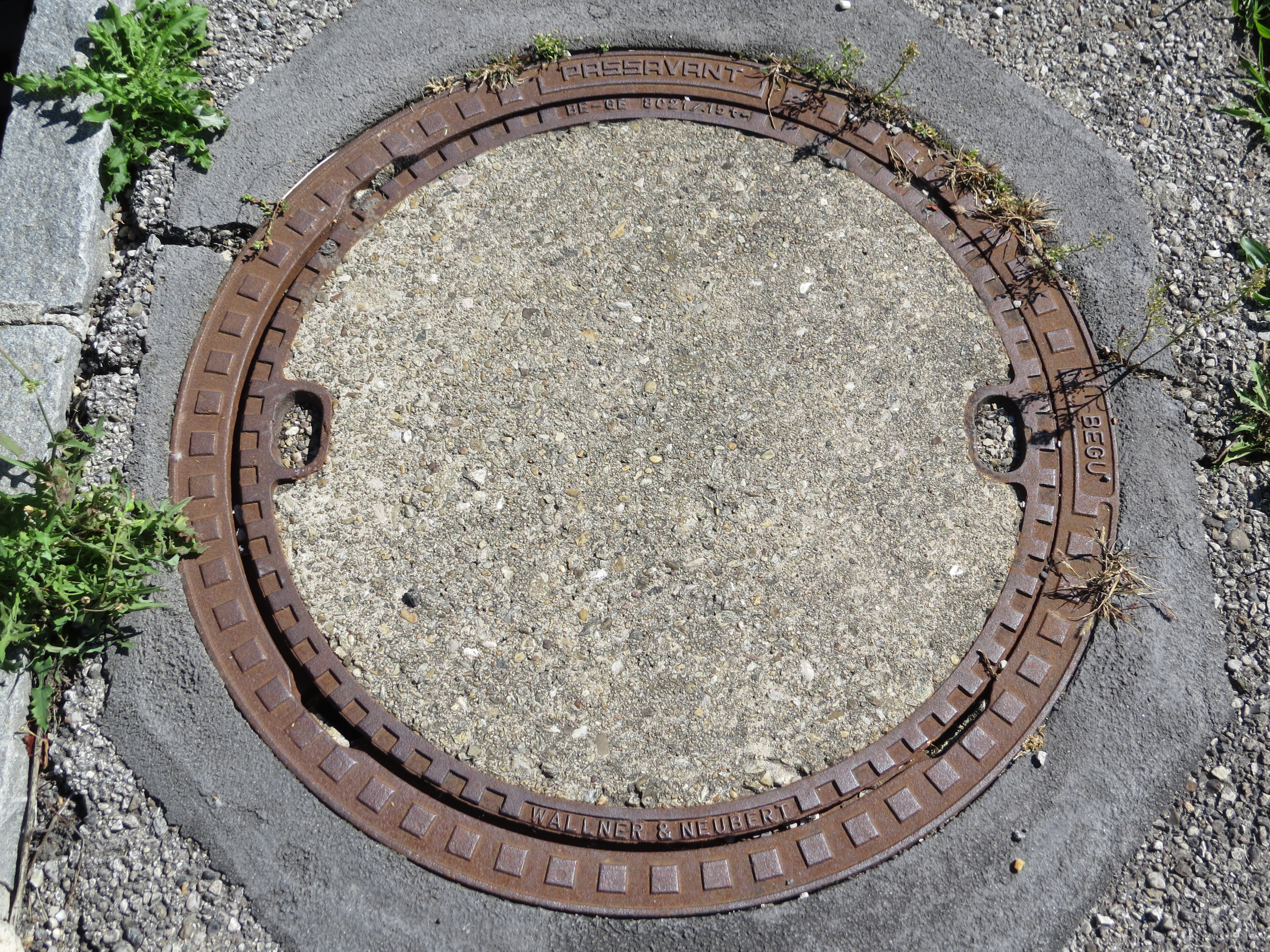 2017-09-14 (107) Manhole cover at Bahnhof Rekawinkel