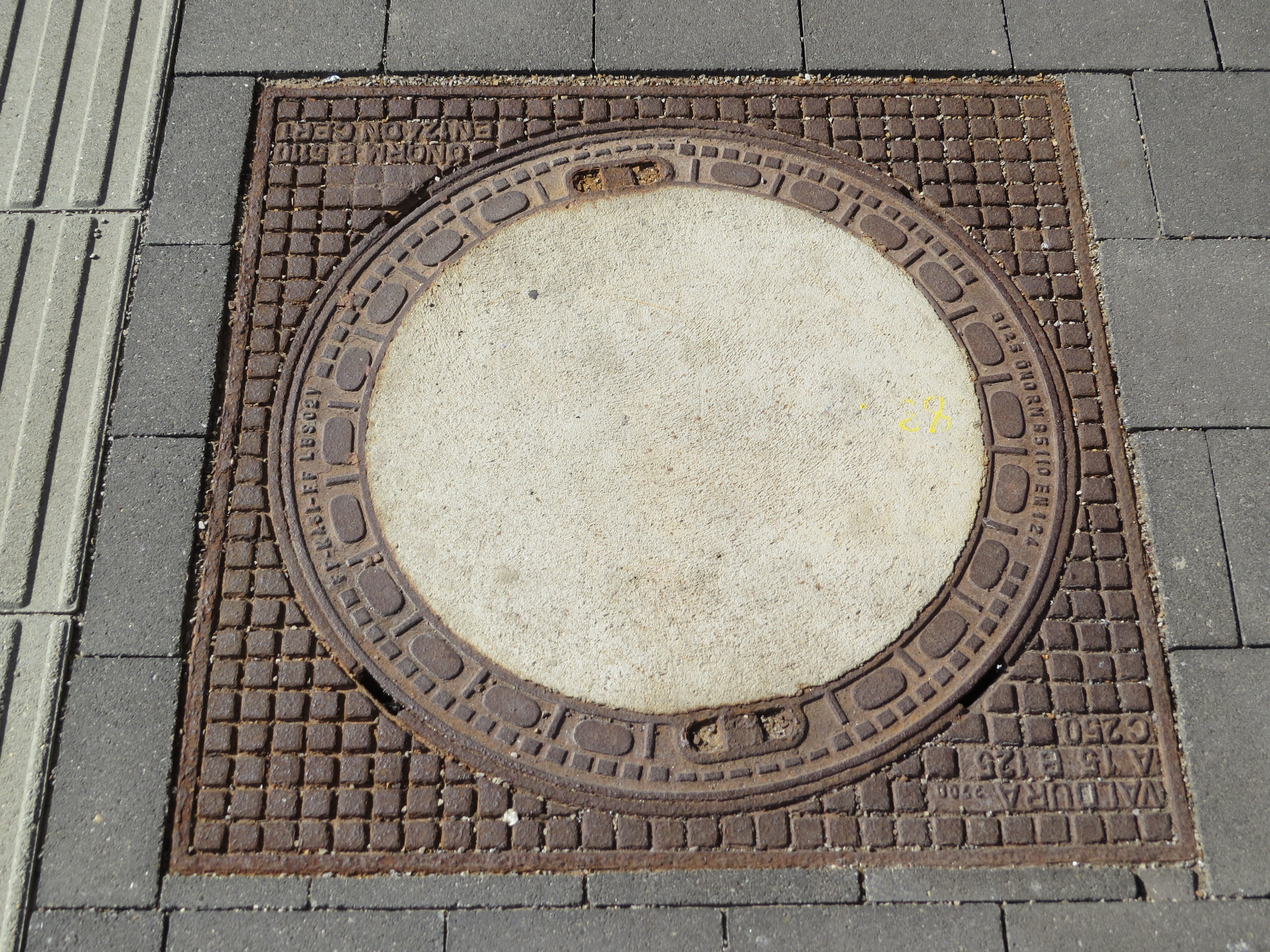 2017-09-28 (634) Manhole cover at Bahnhof Tullnerfeld
