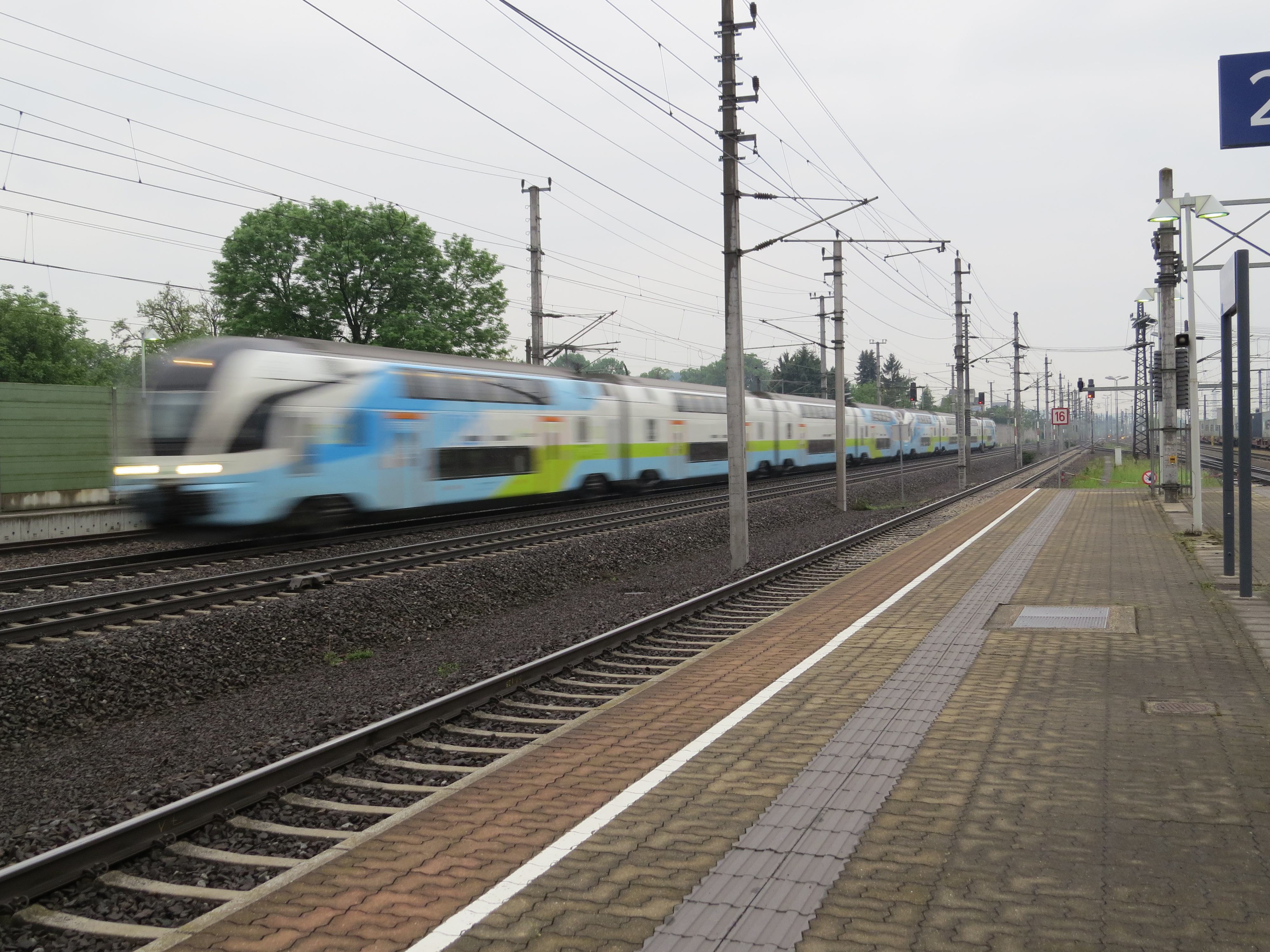 2018-05-04 (114) WESTbahn 4110 with motion blur at Bahnhof Ybbs an der Donau