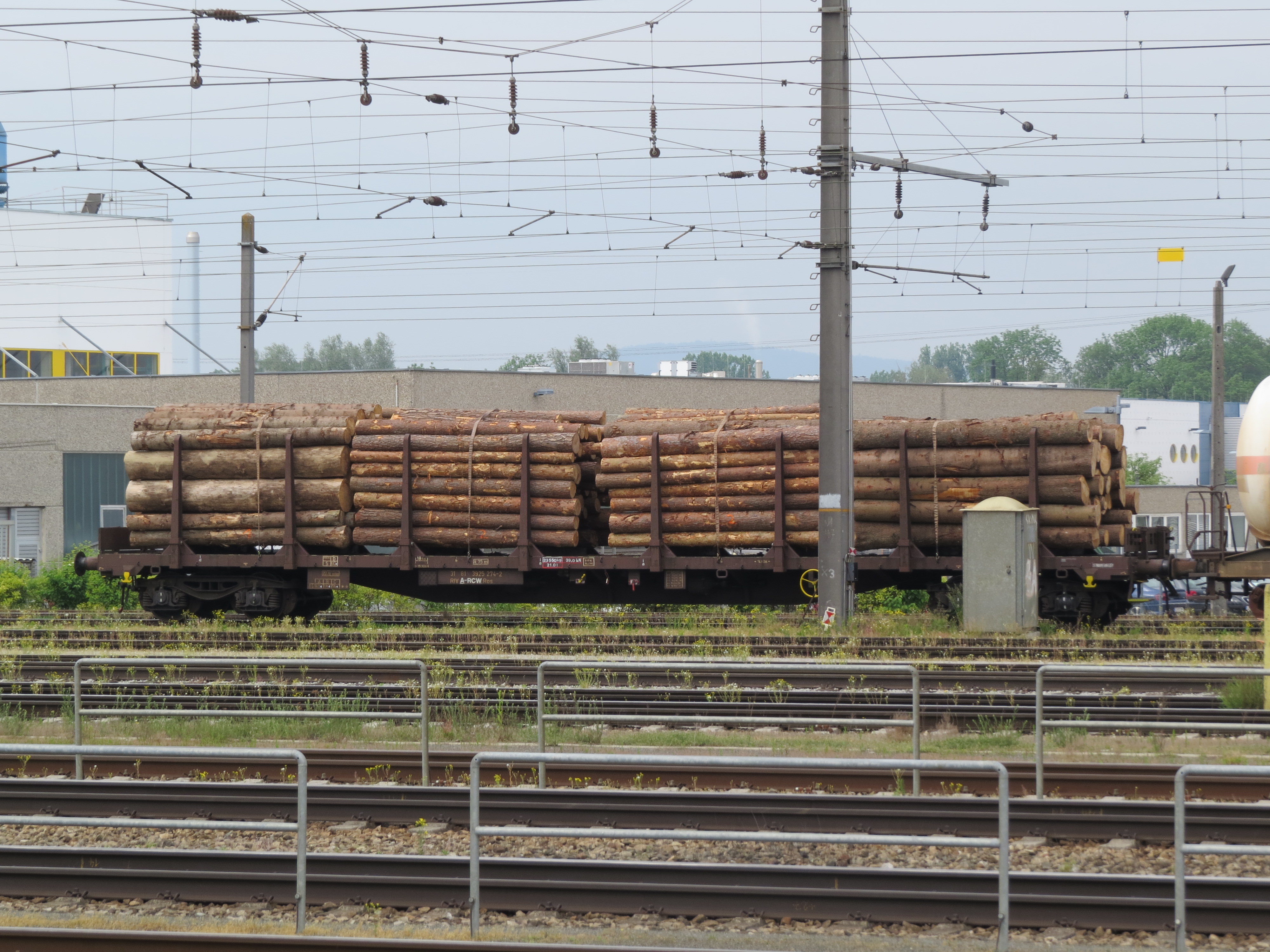 2018-05-04 (304) Freight wagon 31 81 3925 274-2 with wood at Bahnhof Enns