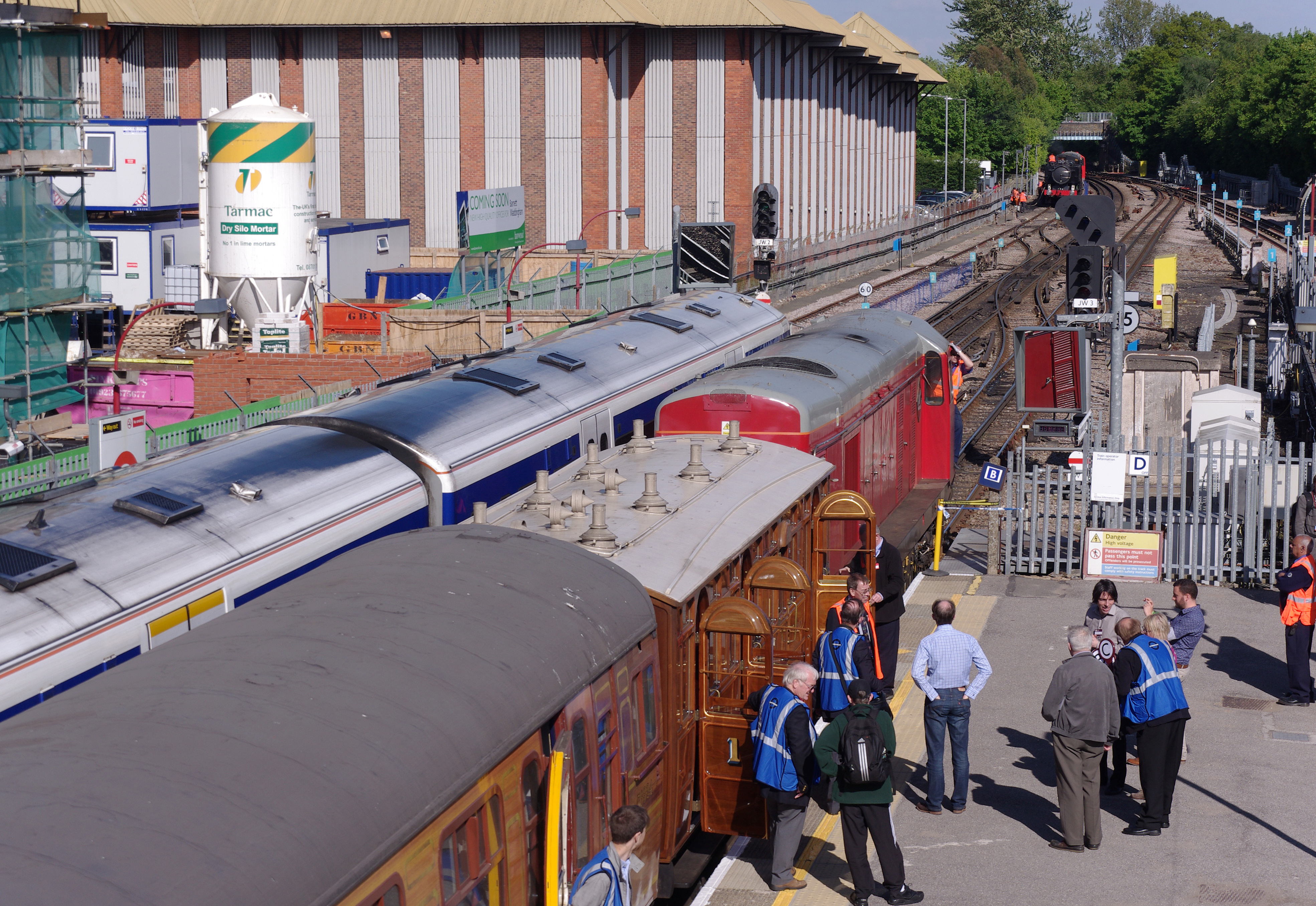 Amersham station MMB 08 165007 20189