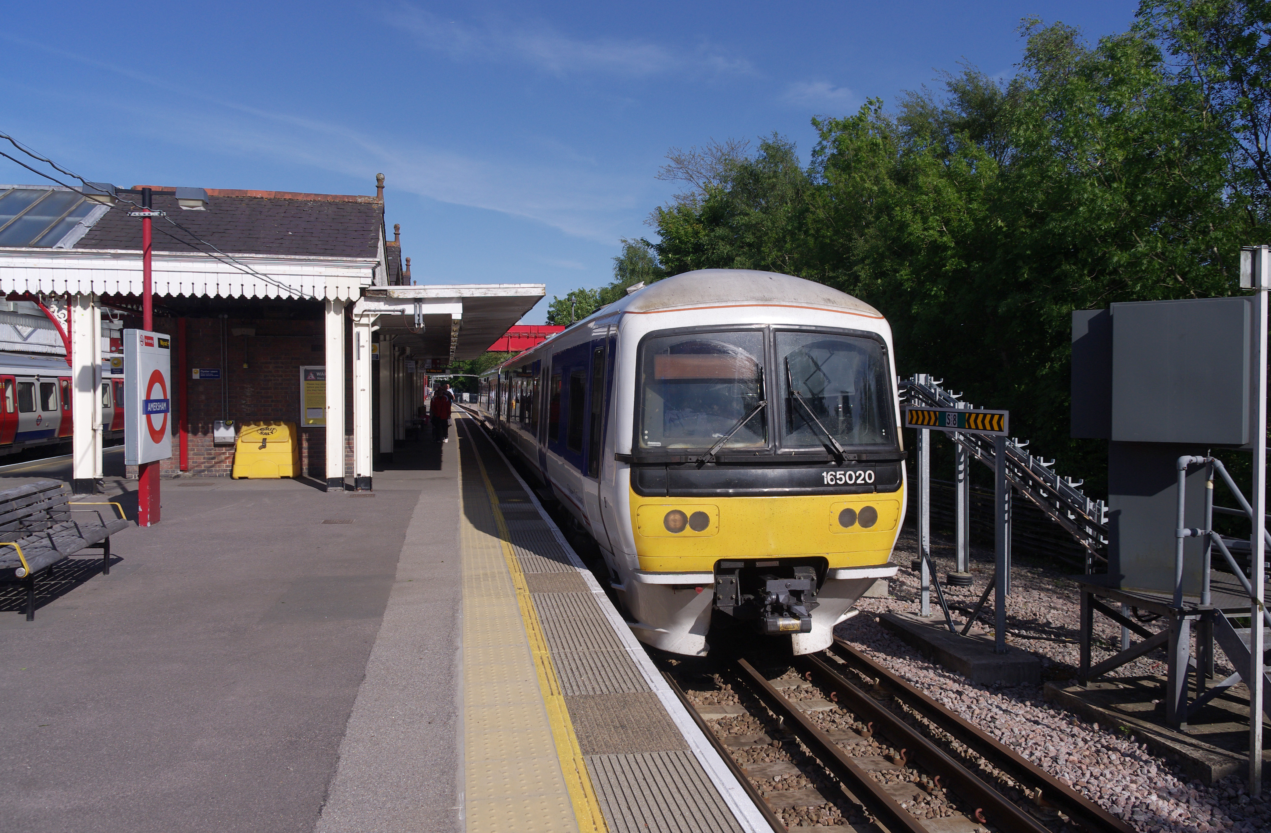 Amersham station MMB 21 165020