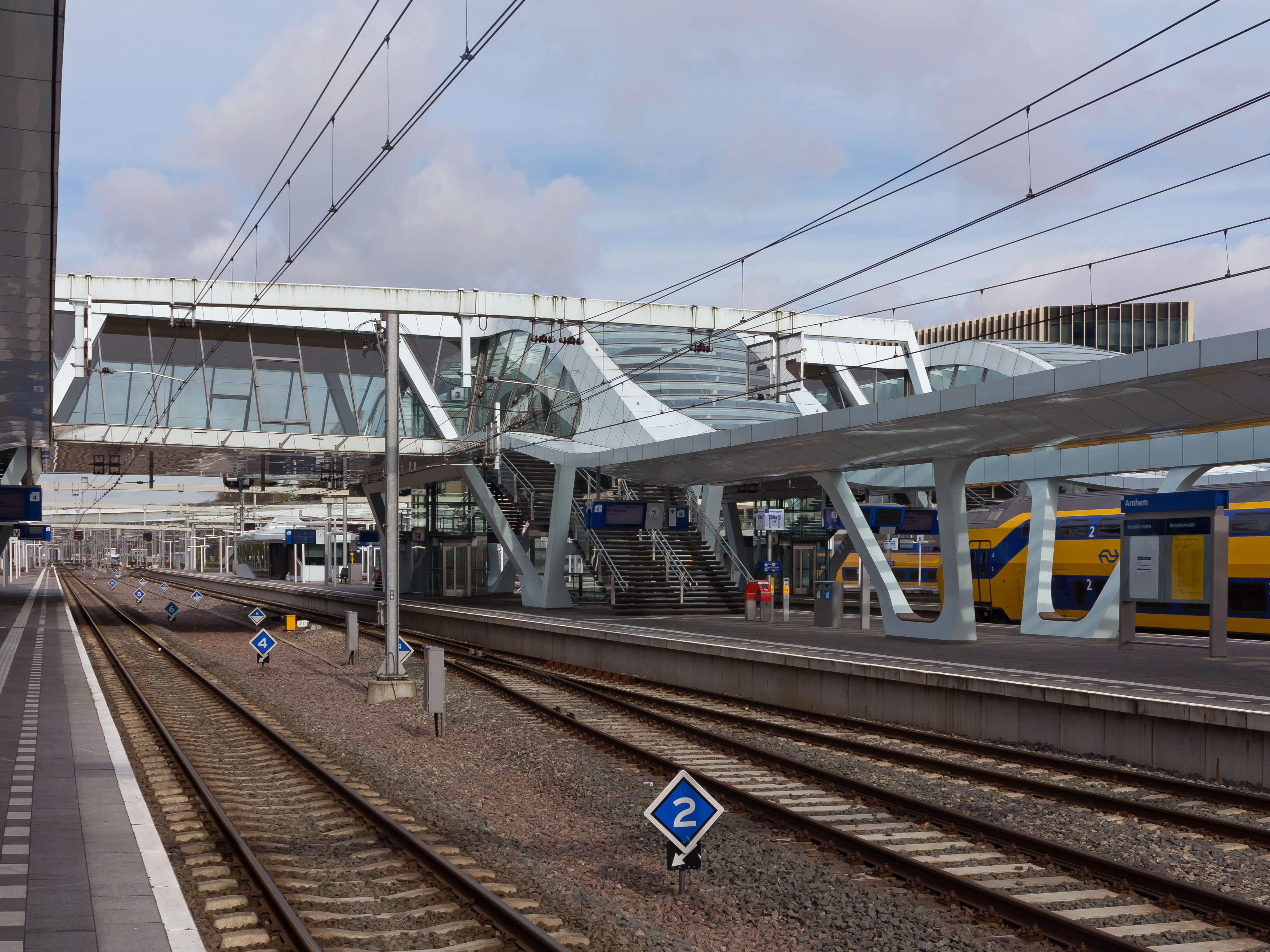 Arnhem, traverse naar de ingang van het treinstation Sonsbeekzijde vanaf perron 3-4 IMG 9459 2016-04-30 09.28
