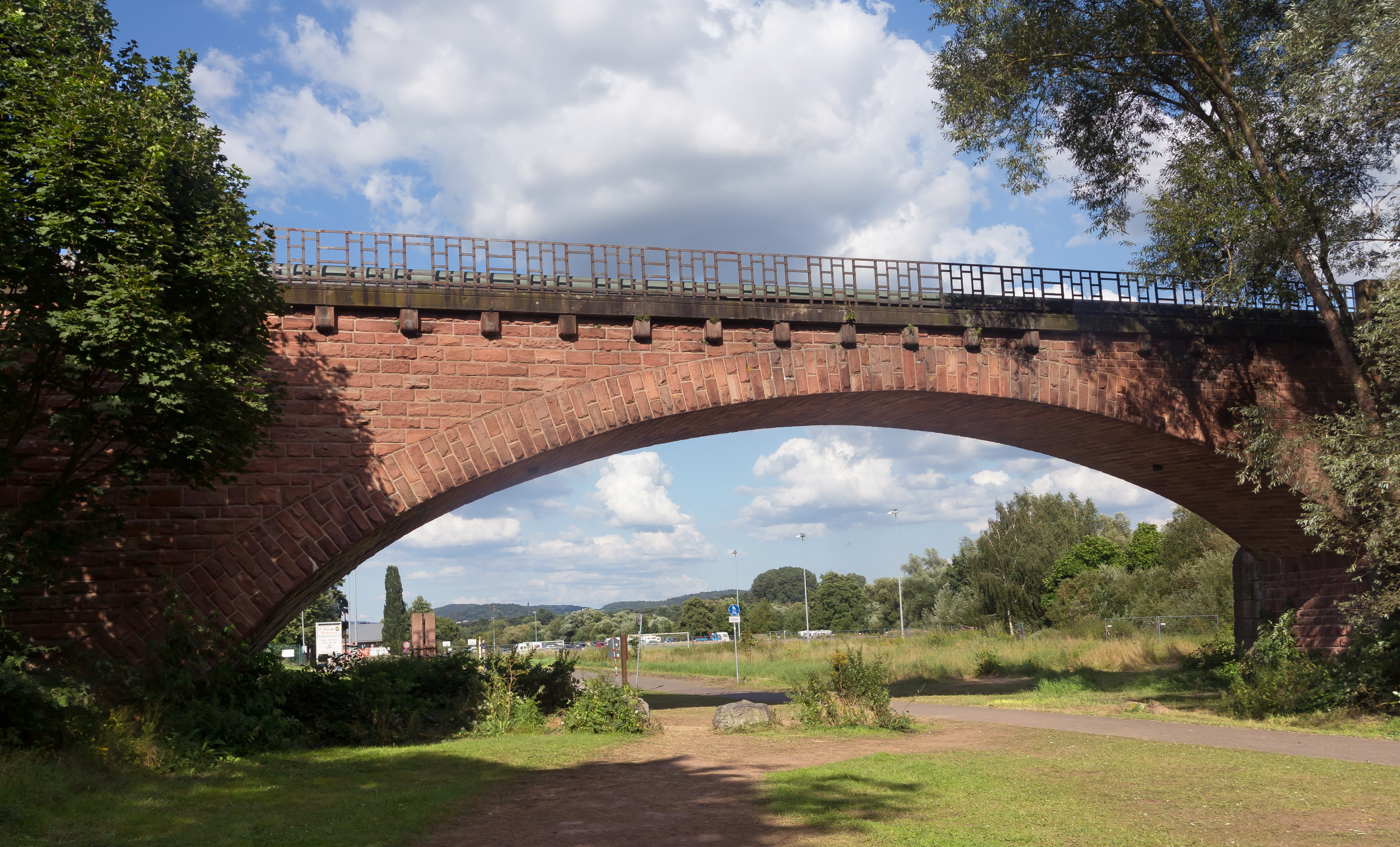Aschaffenburg, spoorbrug bij de Mainwiesenweg foto3 2016-08-08 17.17