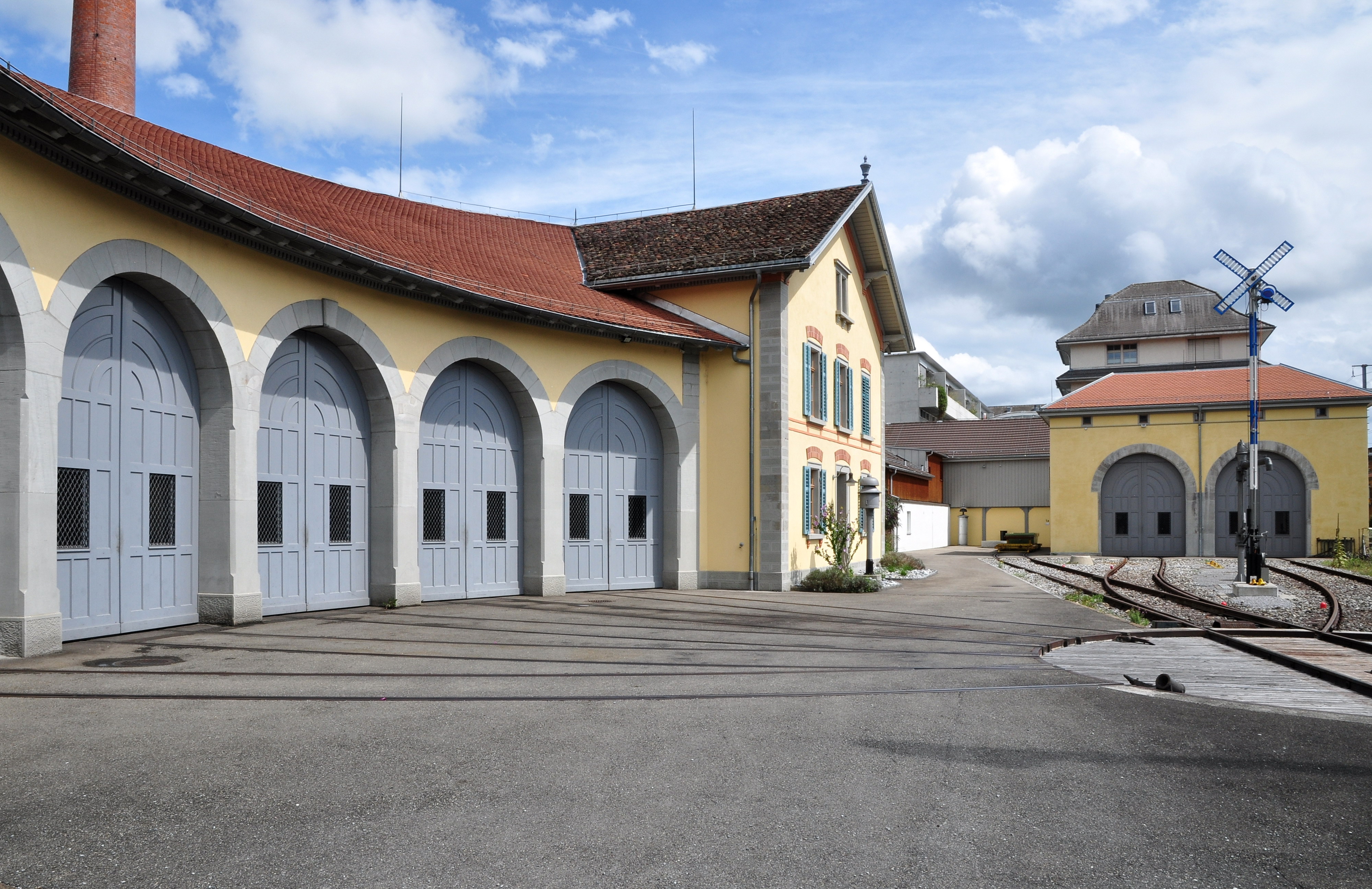 Bahnhof Uster mit zwei Lok-Remisen 2011-08-07 14-47-42 ShiftN