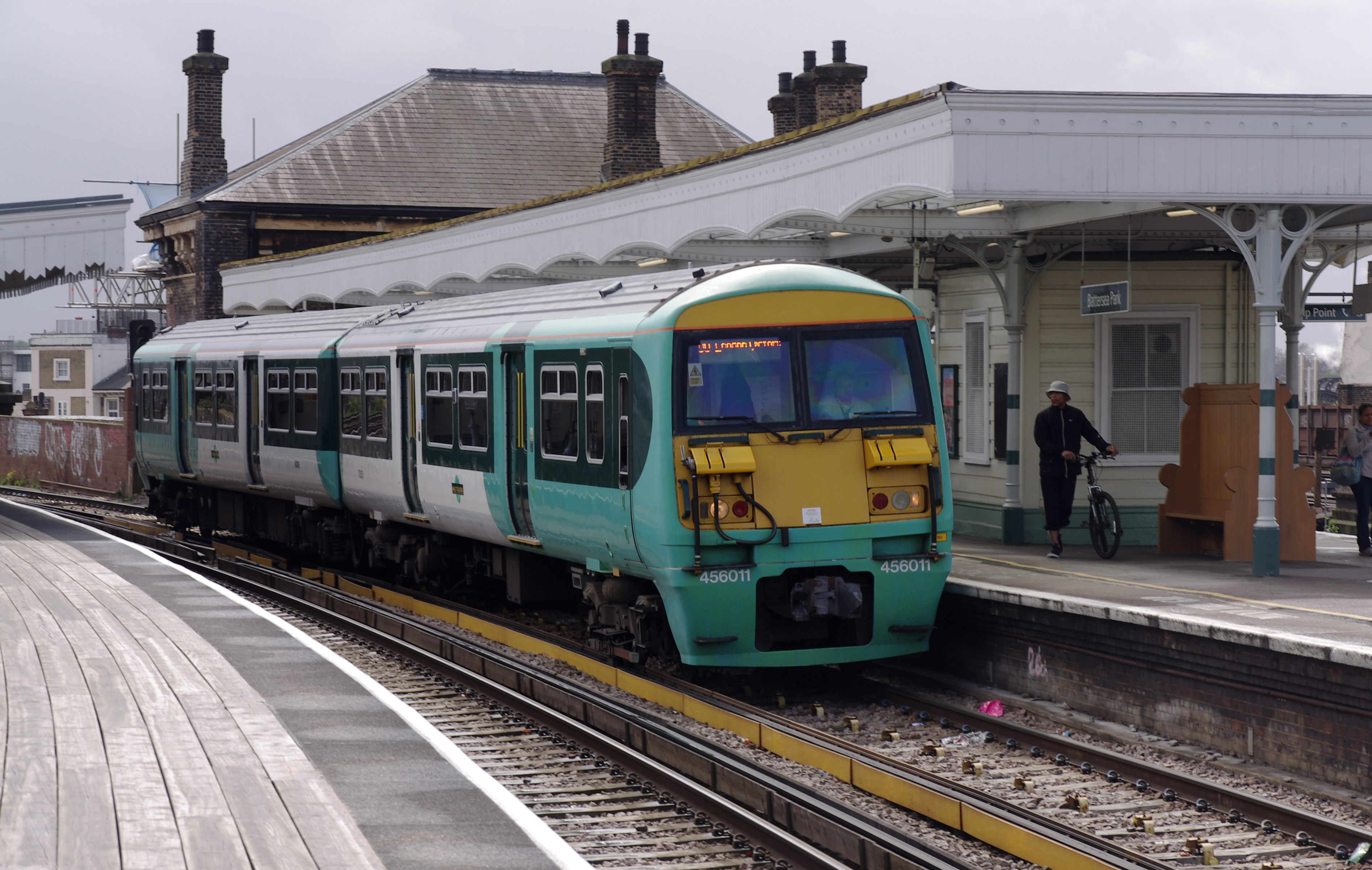 Battersea Park railway station MMB 12 456011