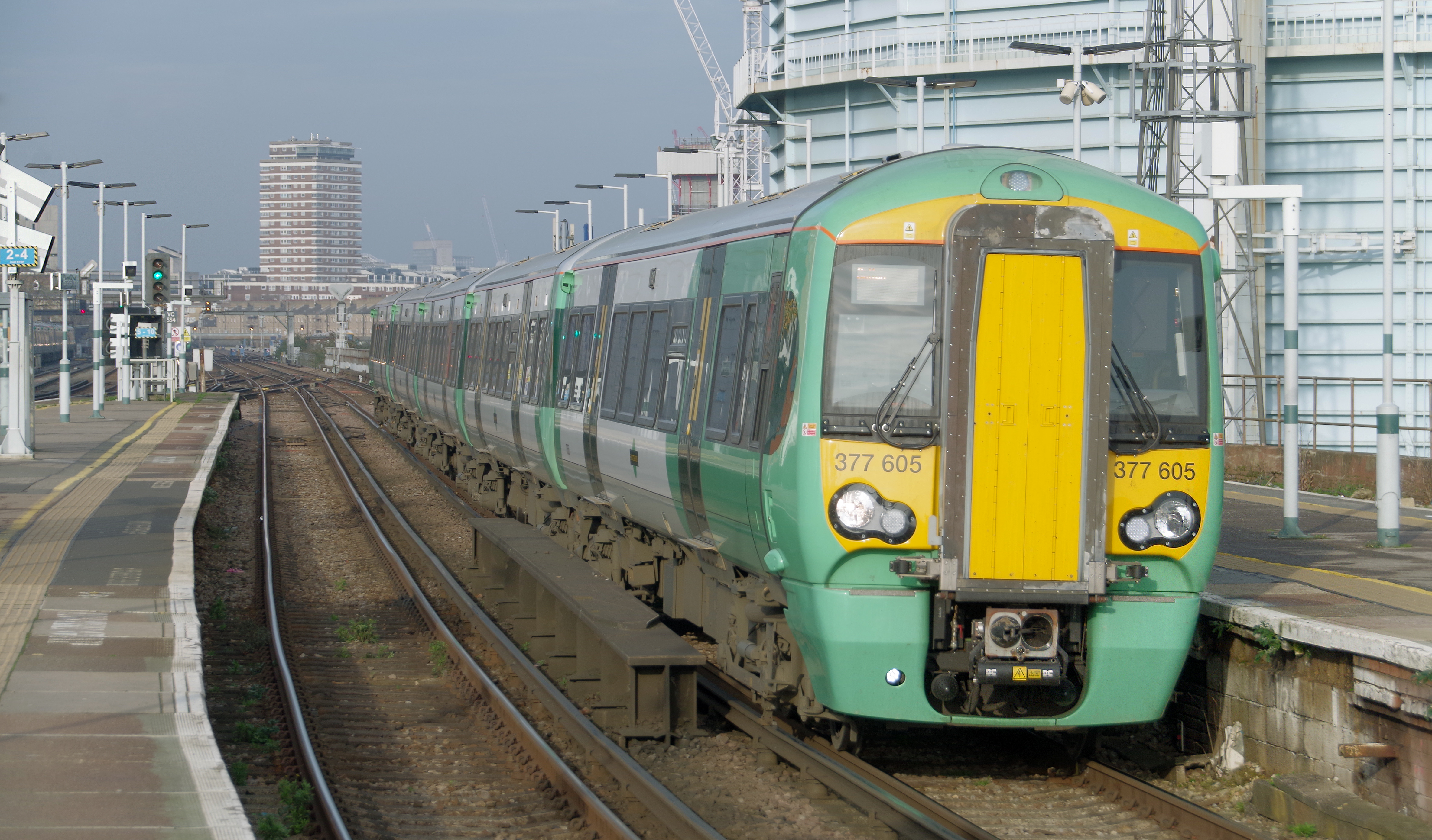 Battersea Park railway station MMB 30 377605