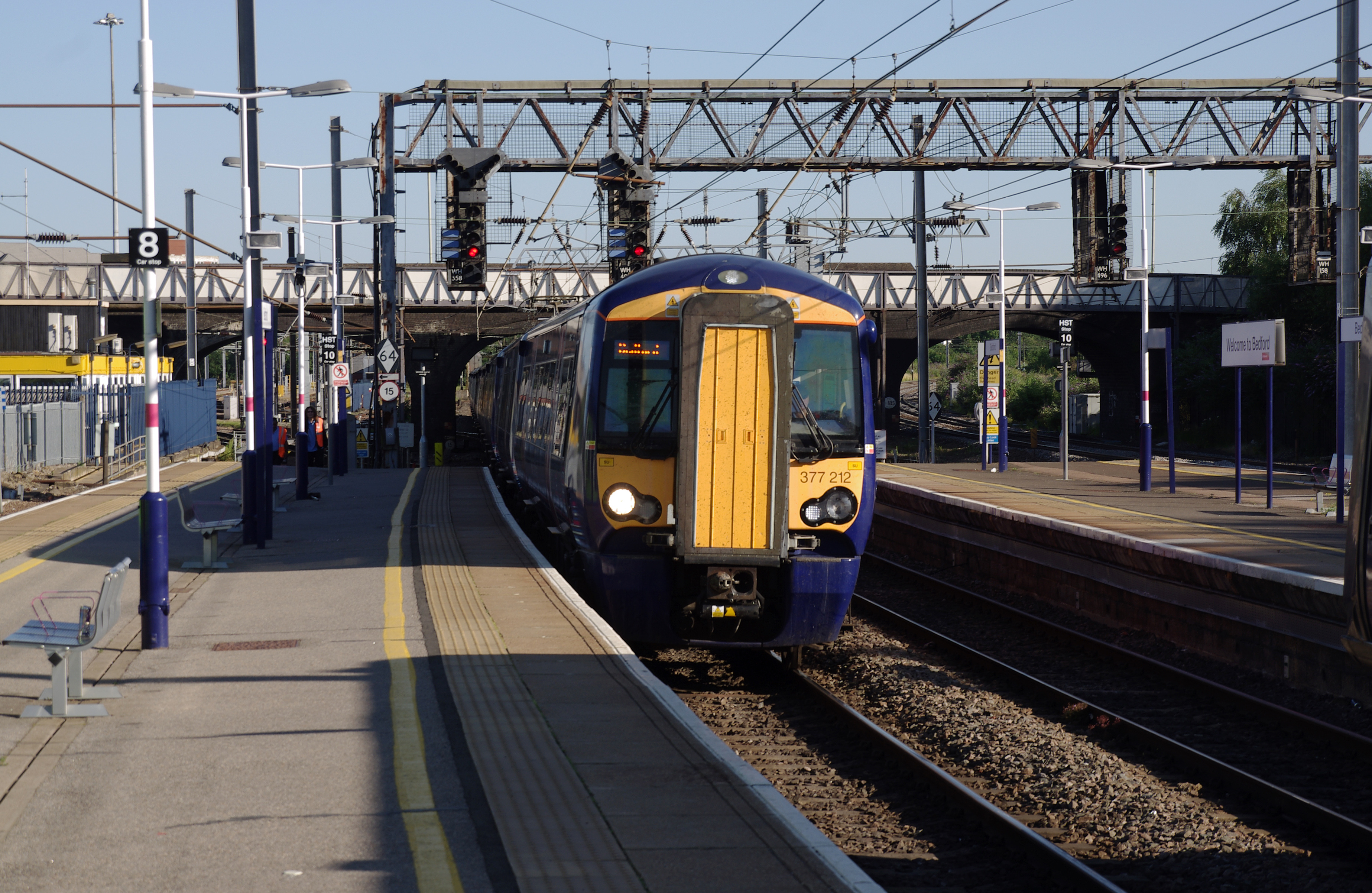 Bedford railway station MMB 21 377212