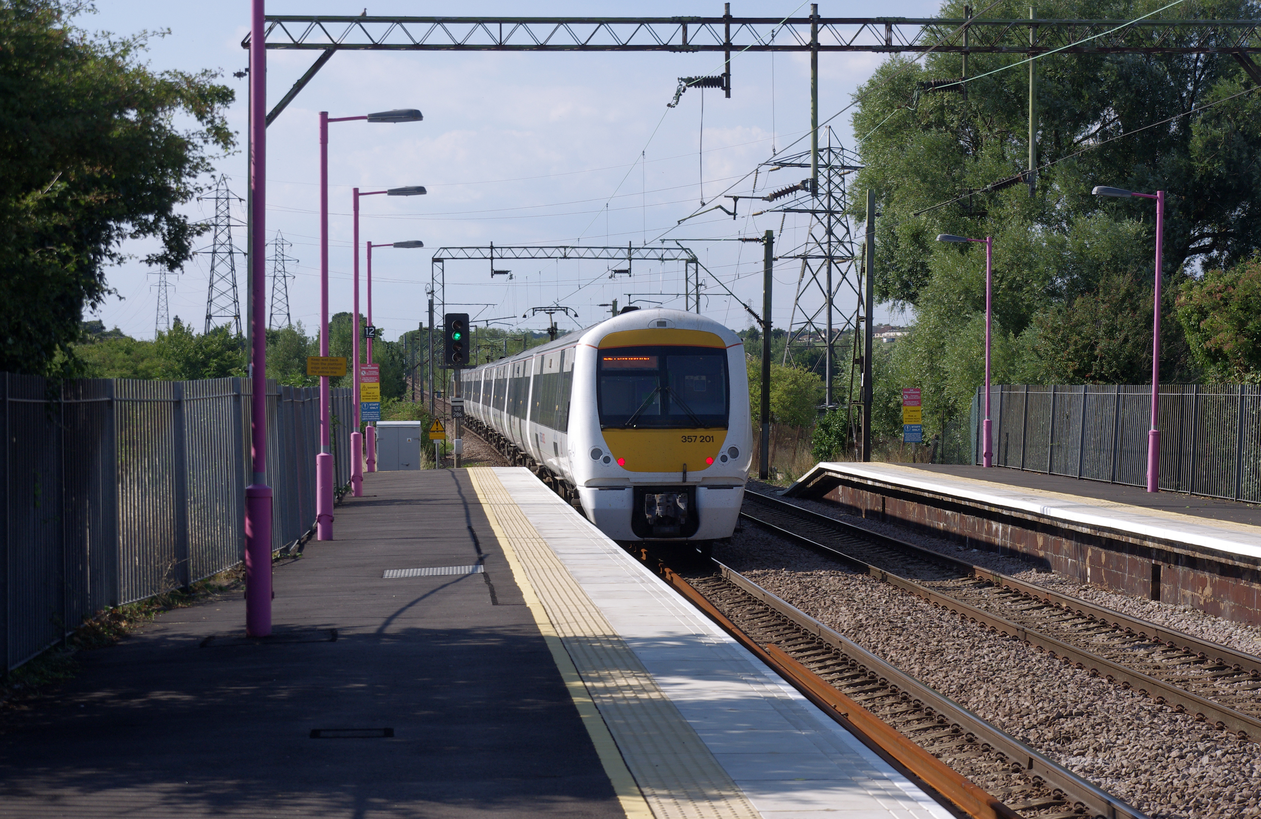 Benfleet railway station MMB 01 357028 357201