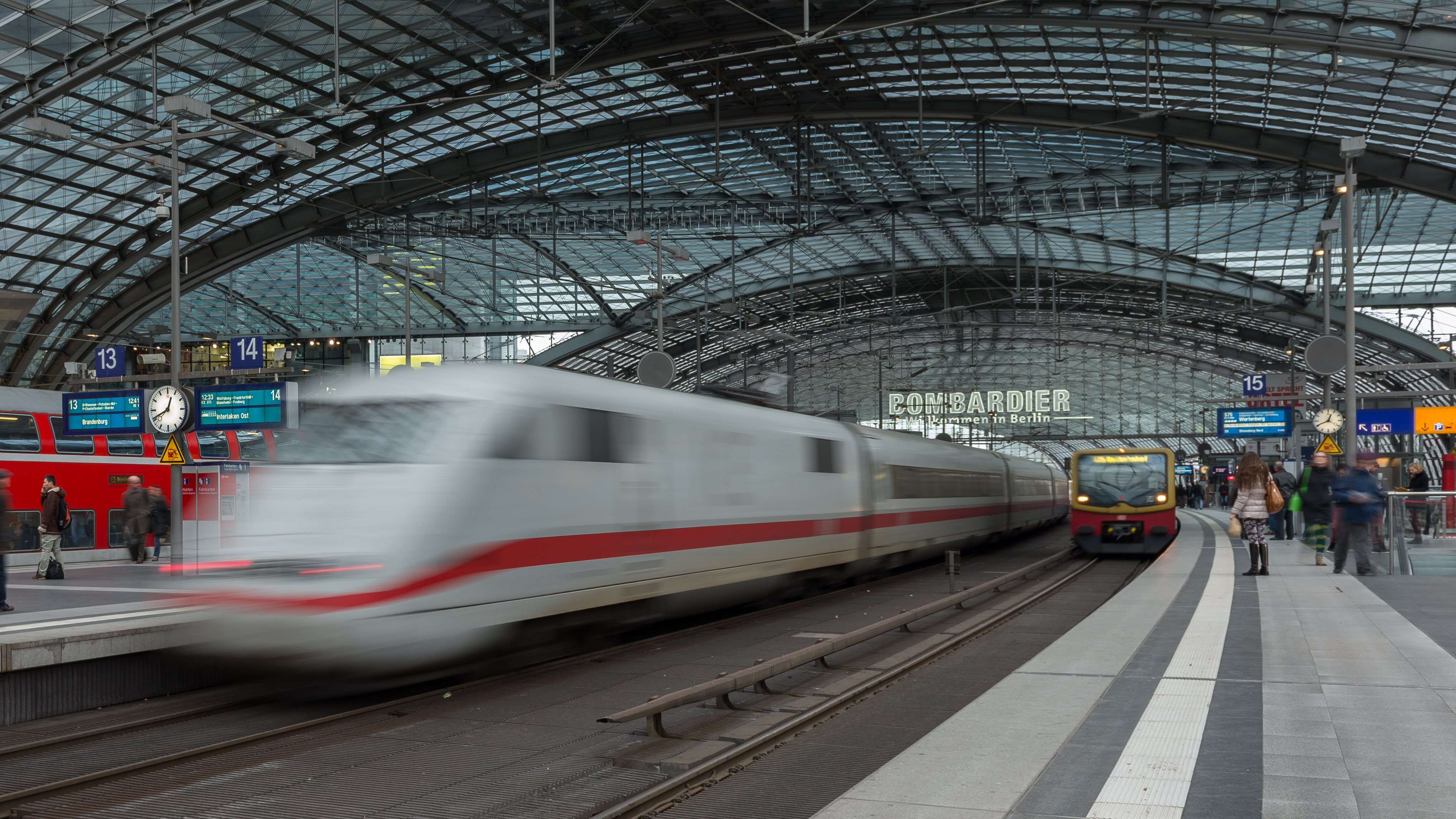 Berlin Hauptbahnhof November 2013 01