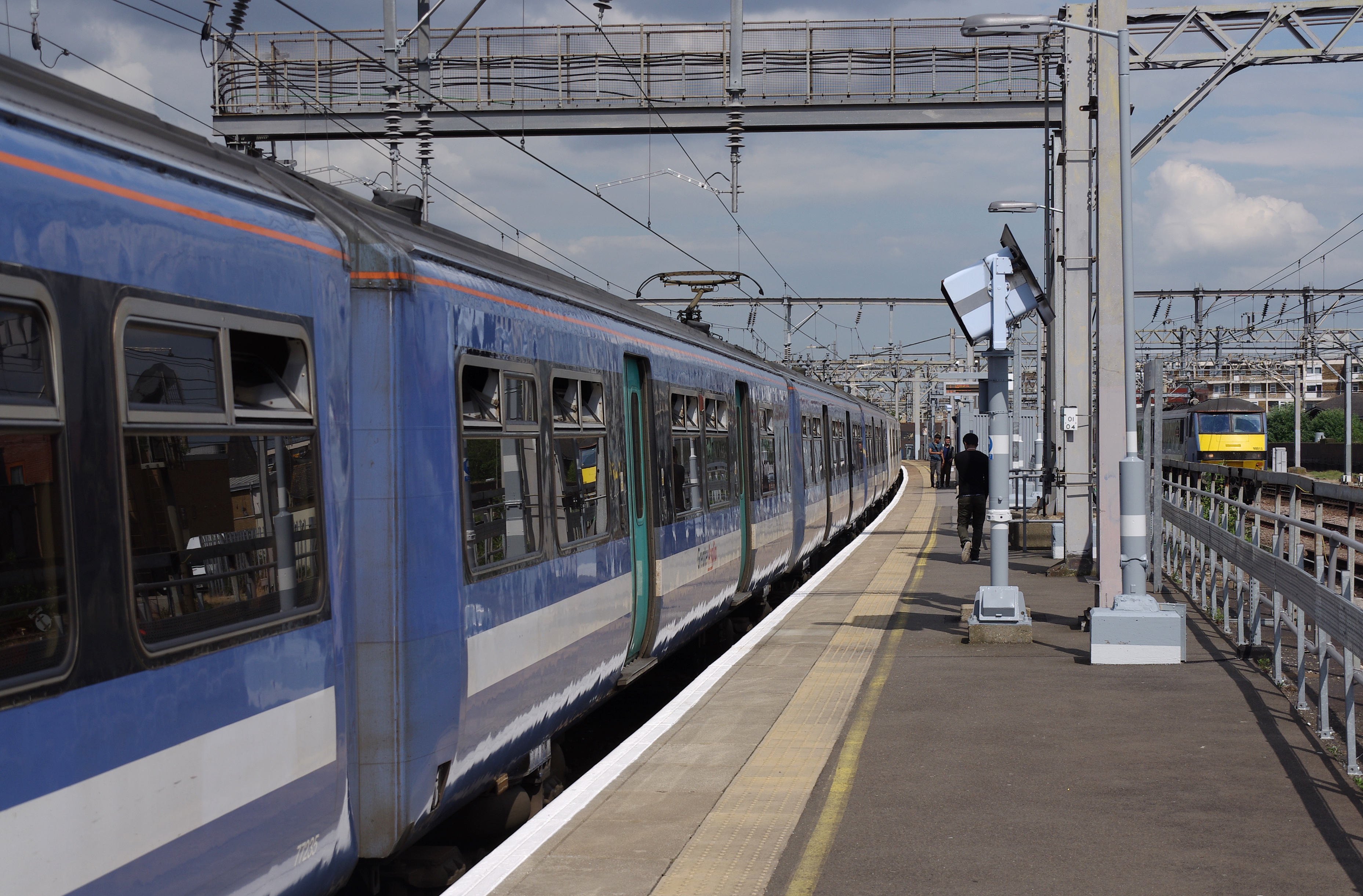 Bethnal Green railway station MMB 01 317652 317664 90013