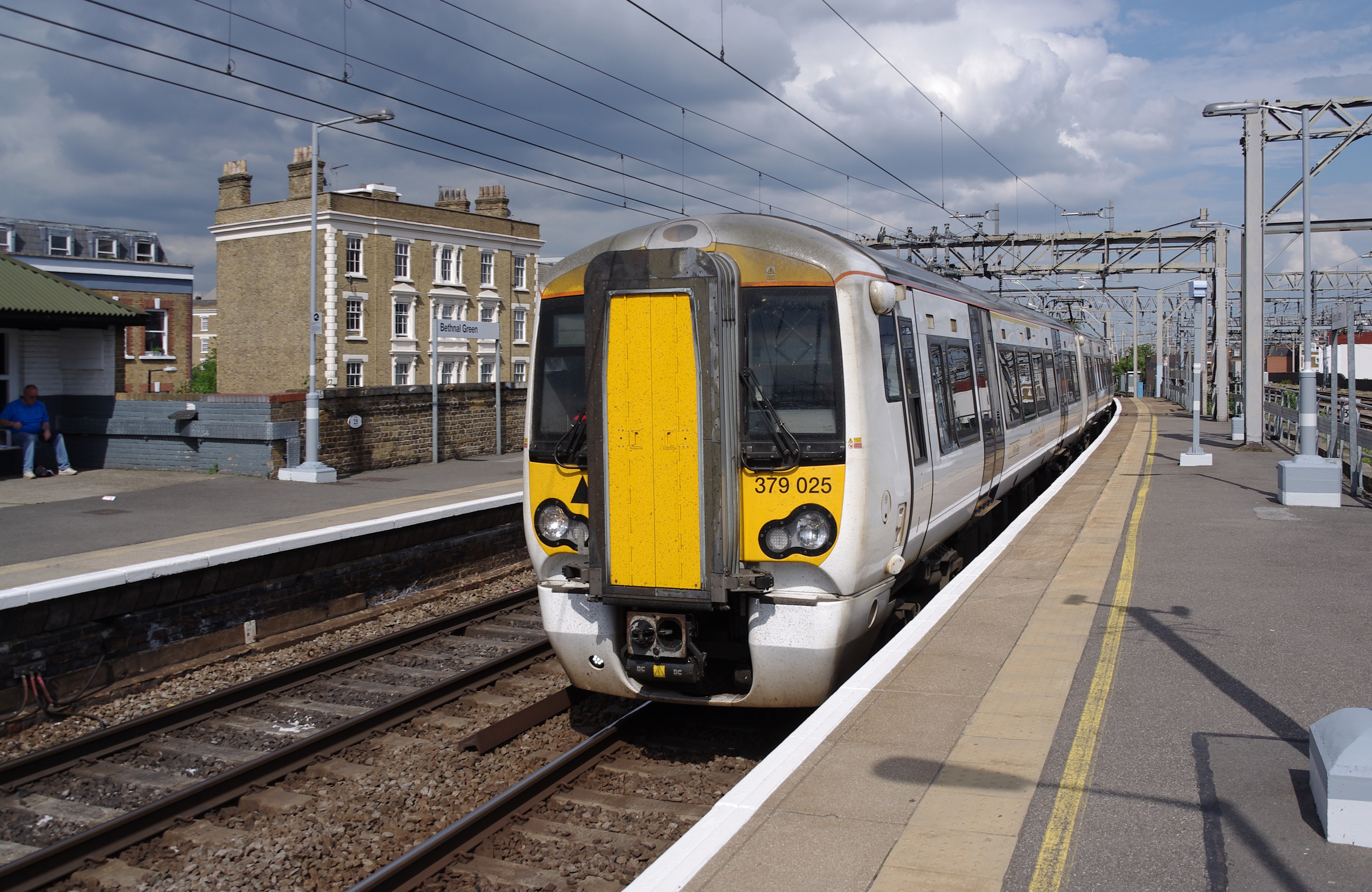 Bethnal Green railway station MMB 07 379025