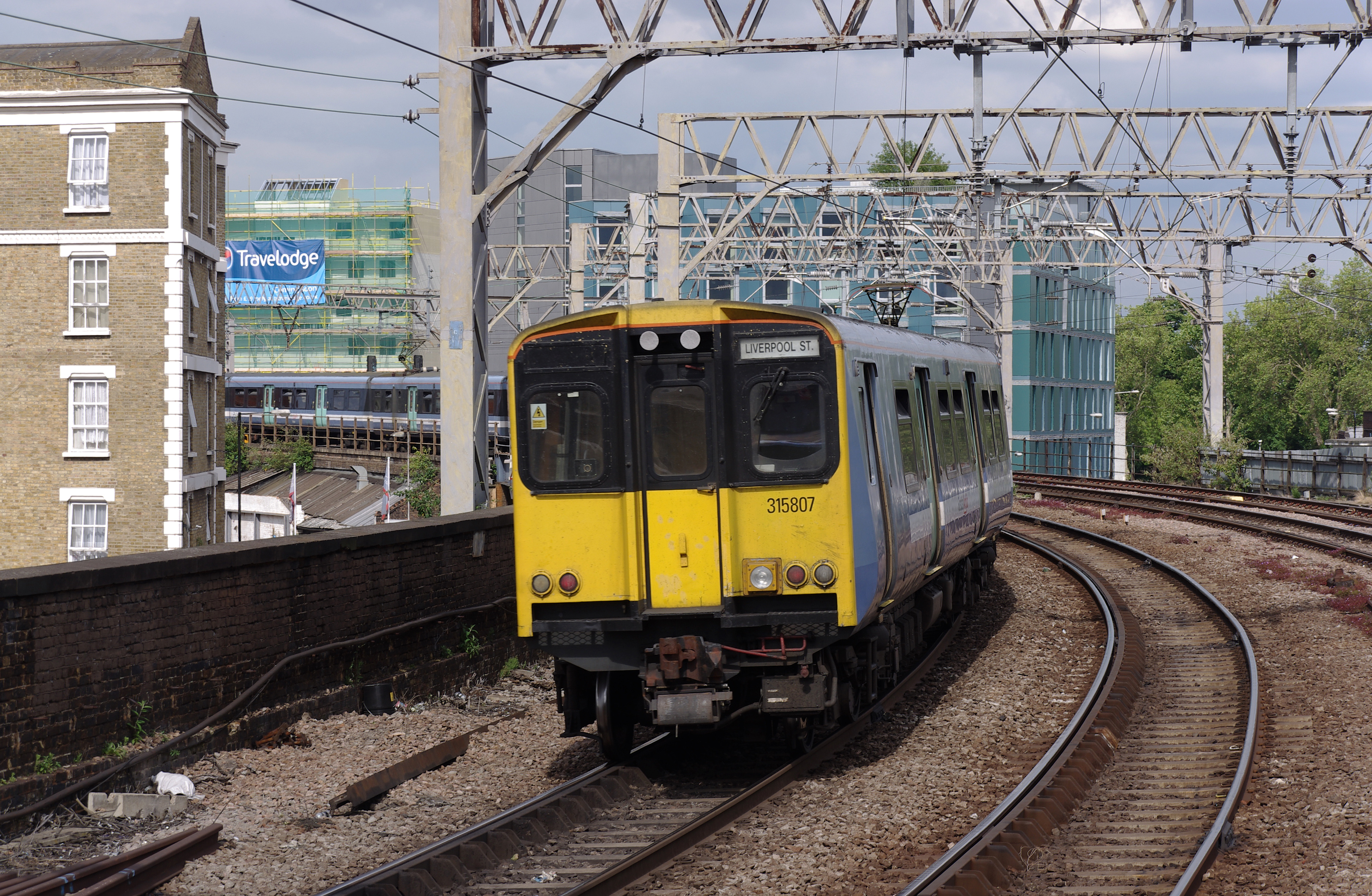 Bethnal Green railway station MMB 10 315807 315859