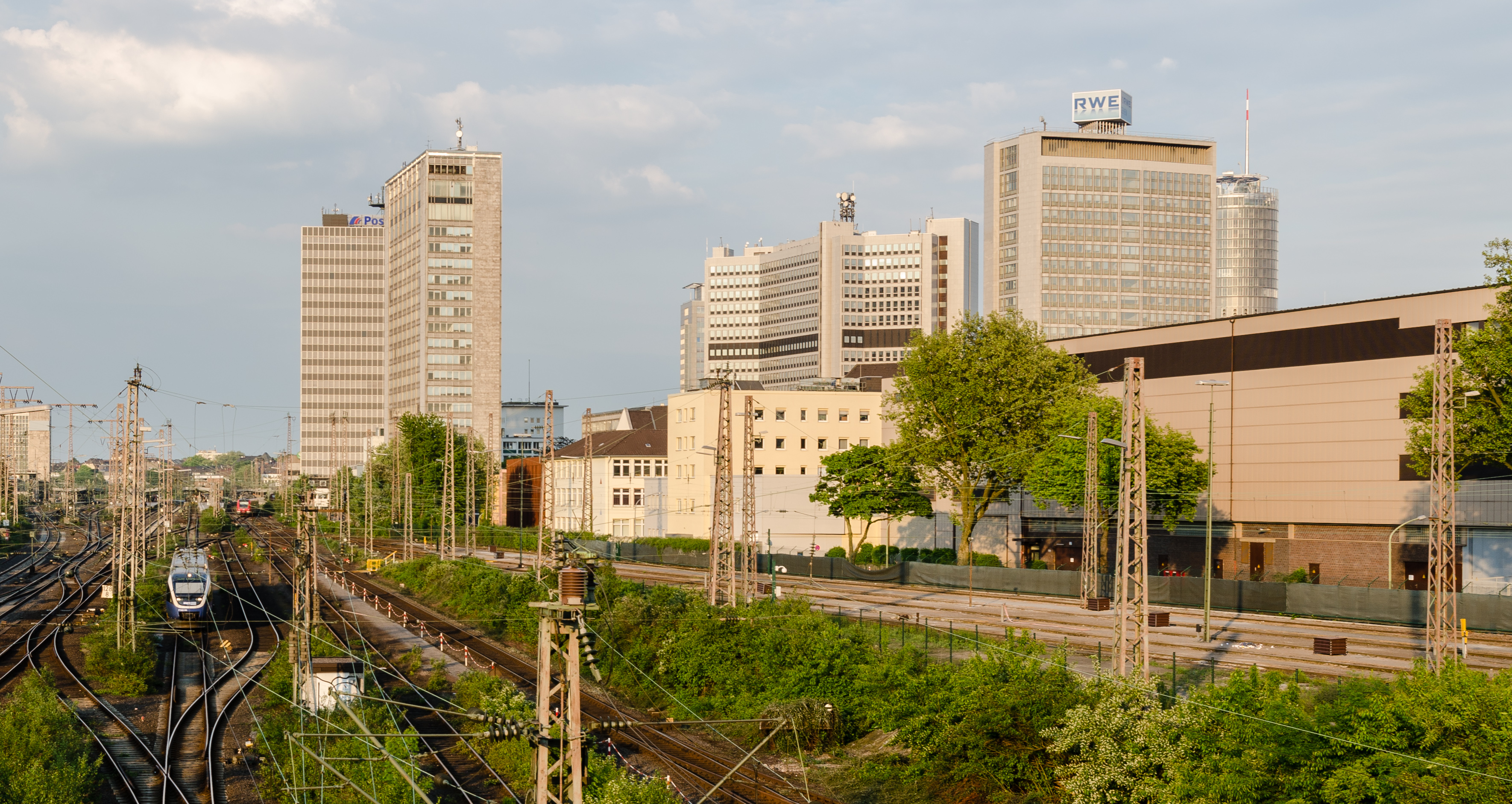 Blick-auf-Essen-Hbf-Skyline-Abend-2013