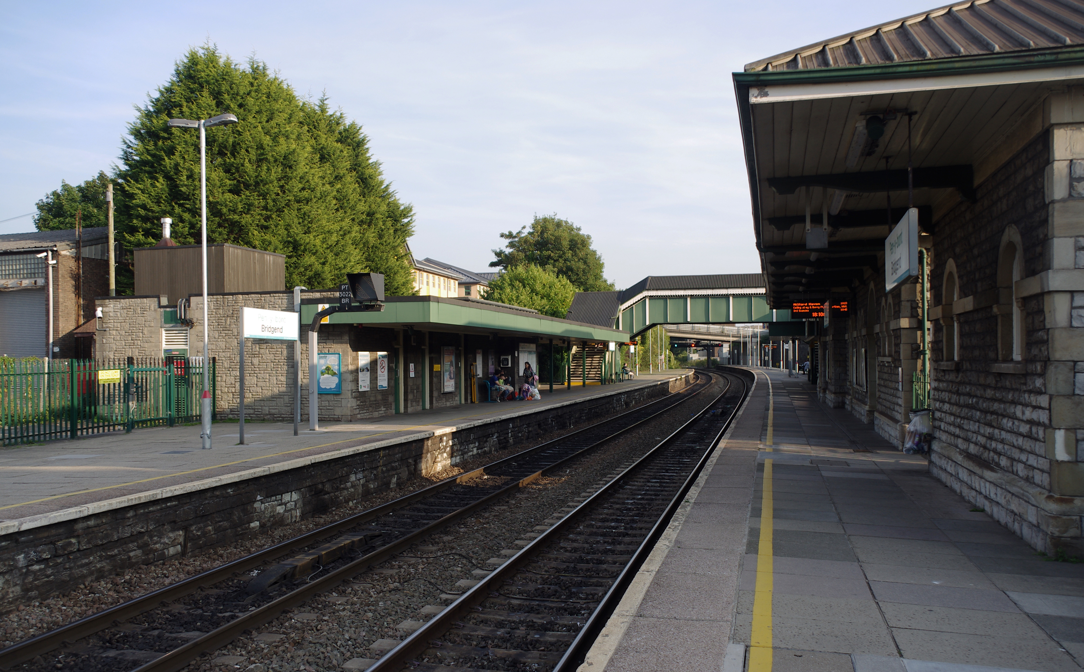 Bridgend railway station MMB 03