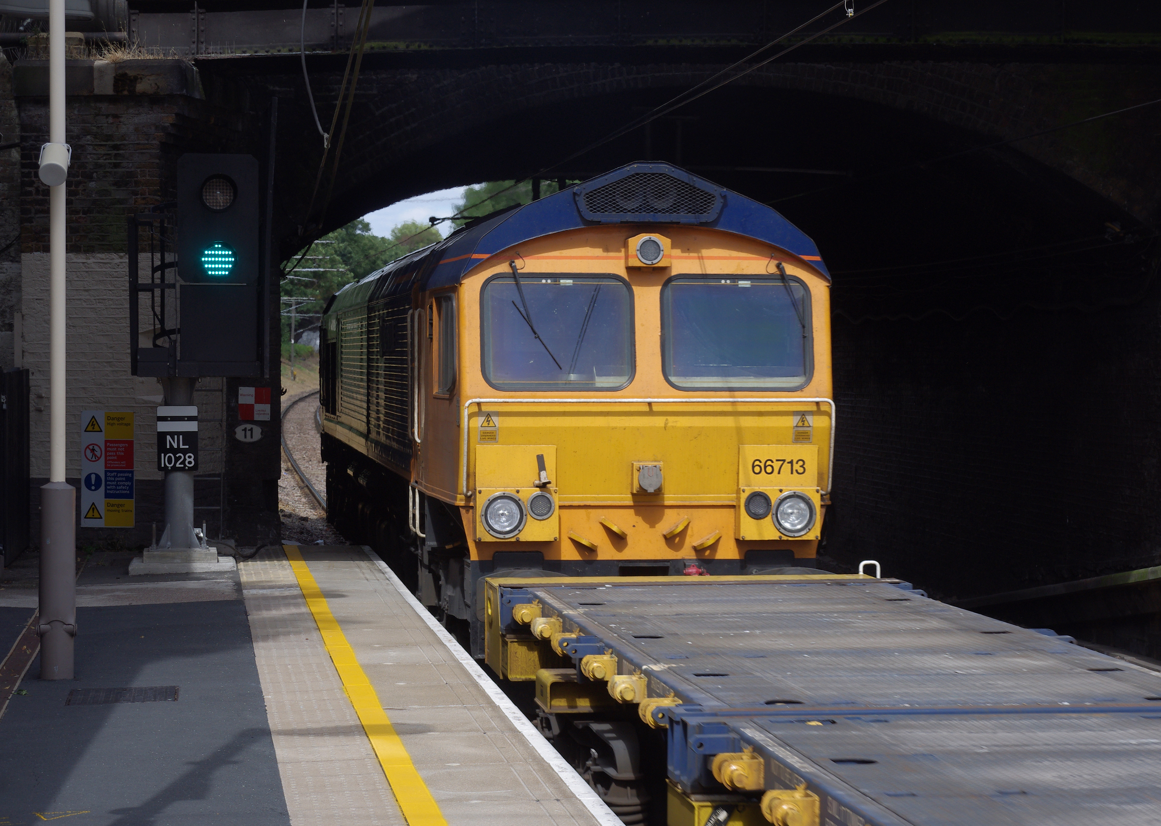 Brondesbury Park railway station MMB 04 66713