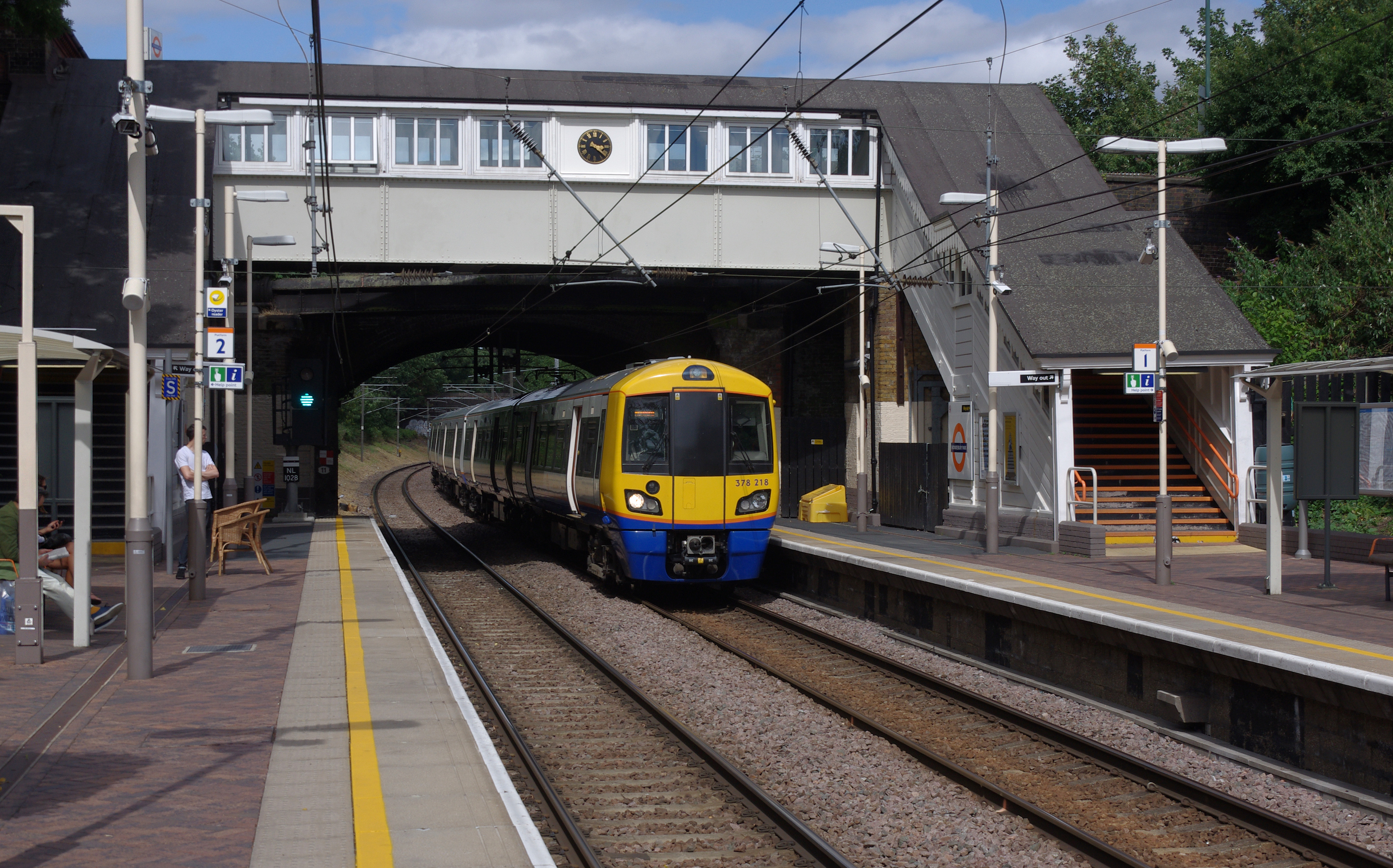 Brondesbury Park railway station MMB 05 378218
