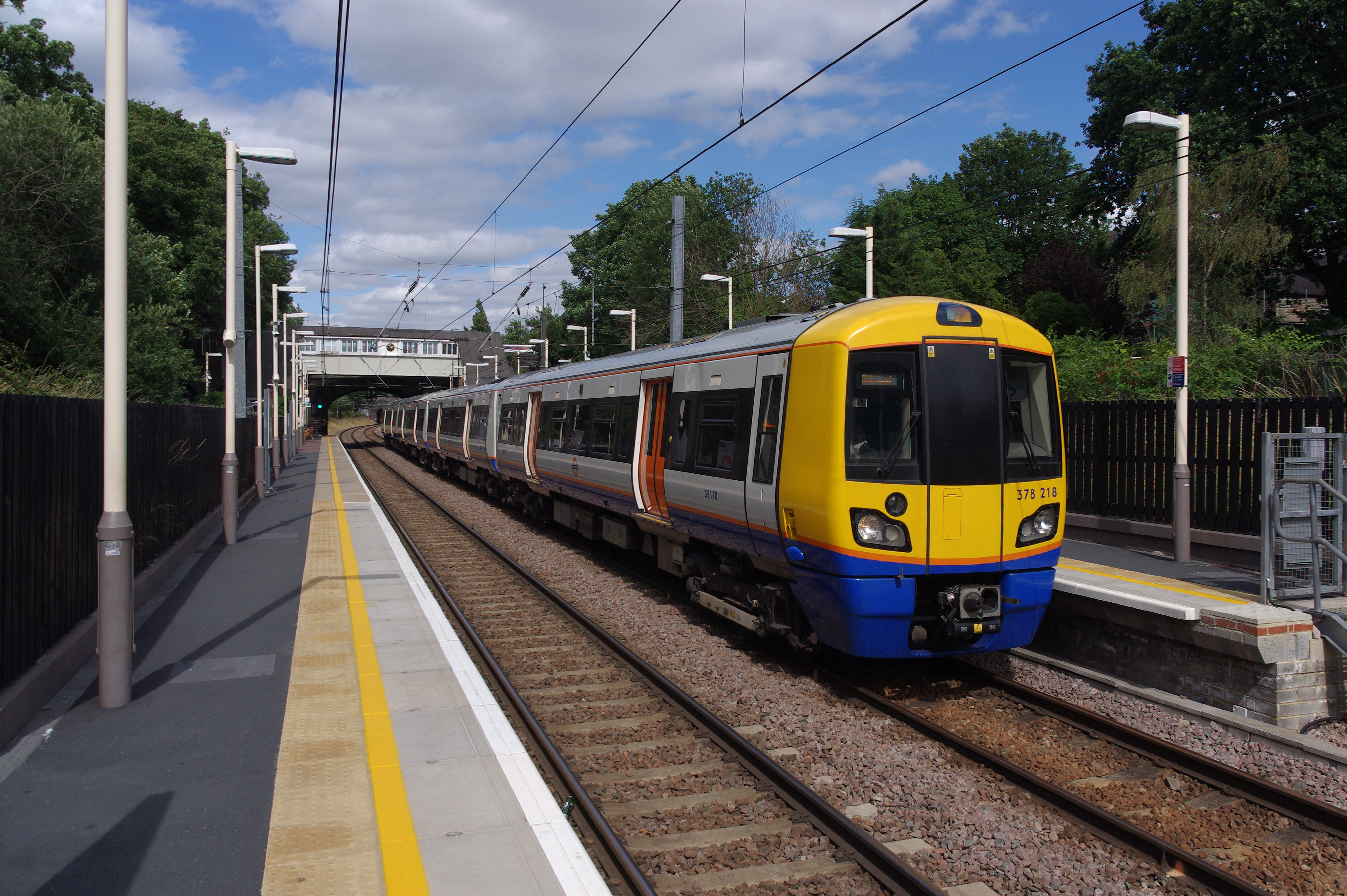 Brondesbury Park railway station MMB 06 378218