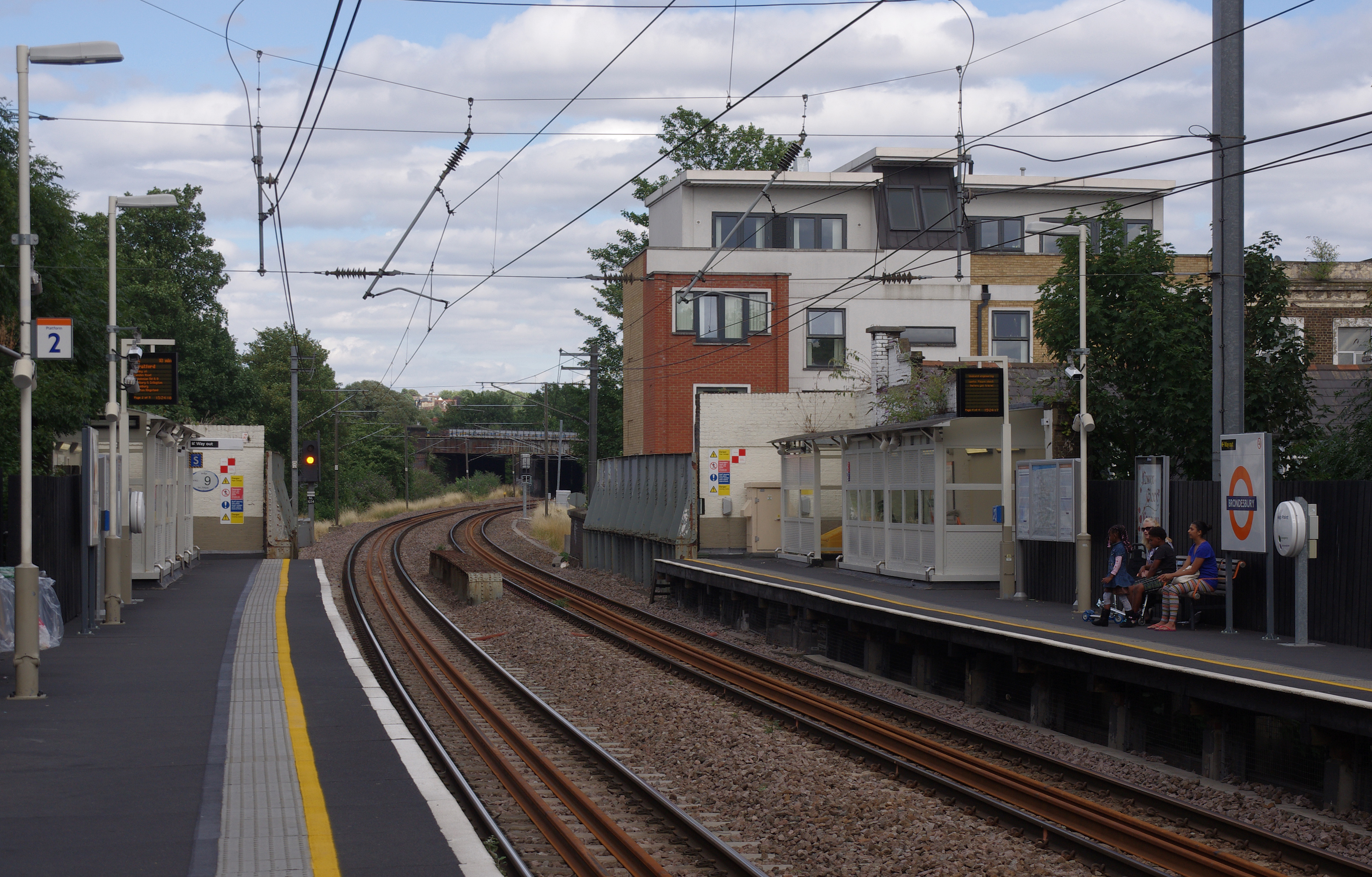 Brondesbury railway station MMB 02
