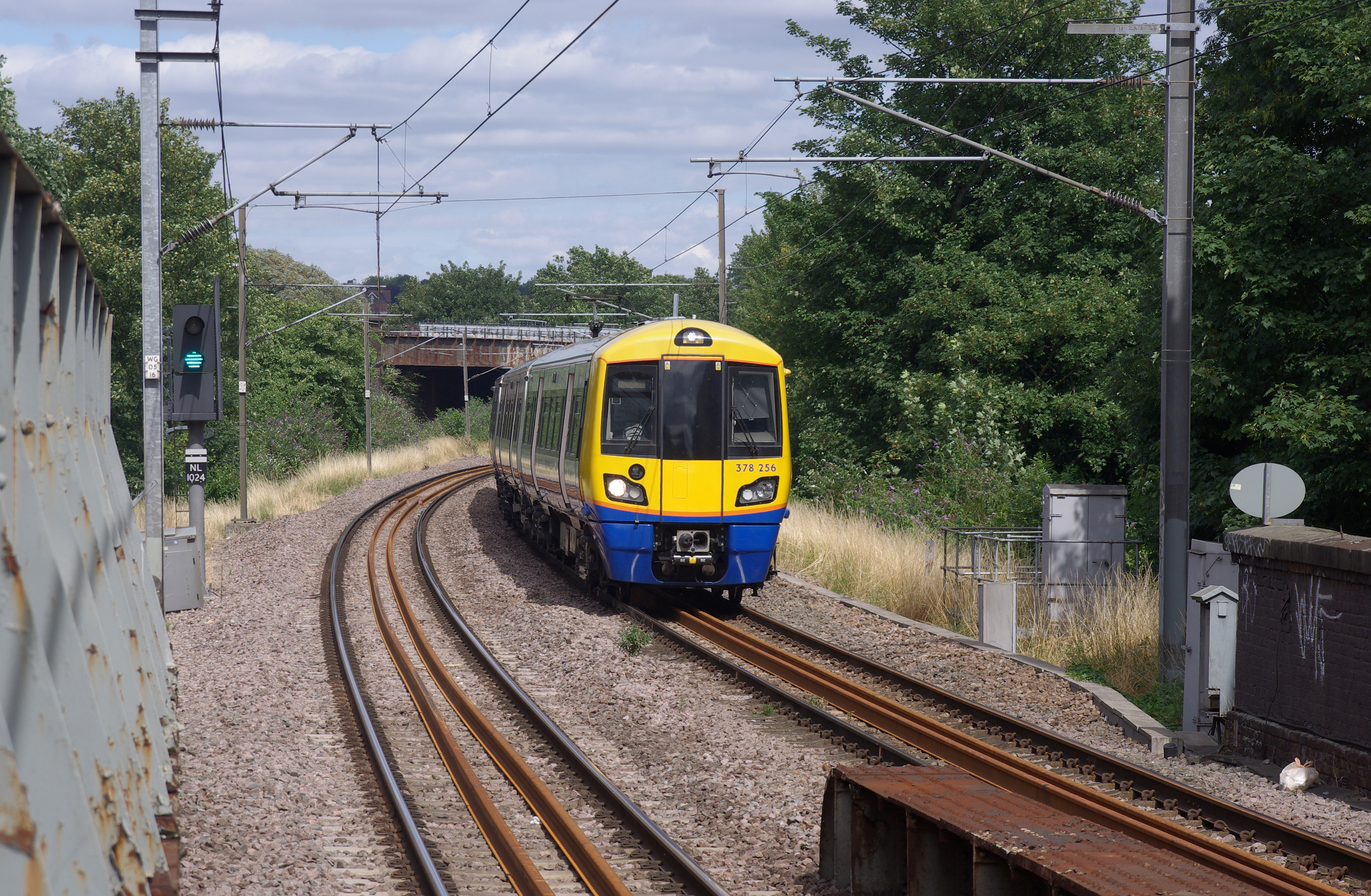 Brondesbury railway station MMB 06 378256