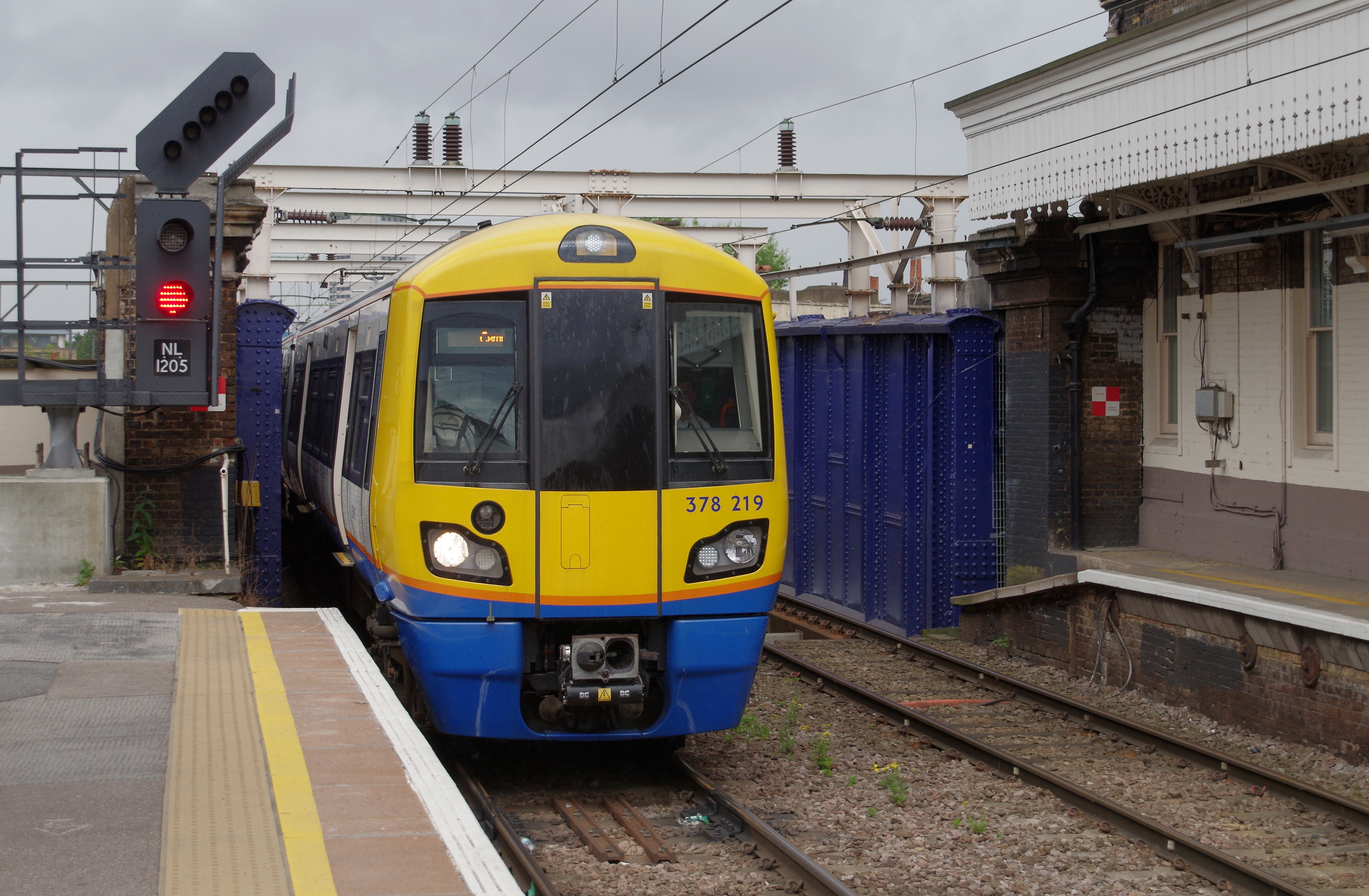 Camden Road railway station MMB 25 378219