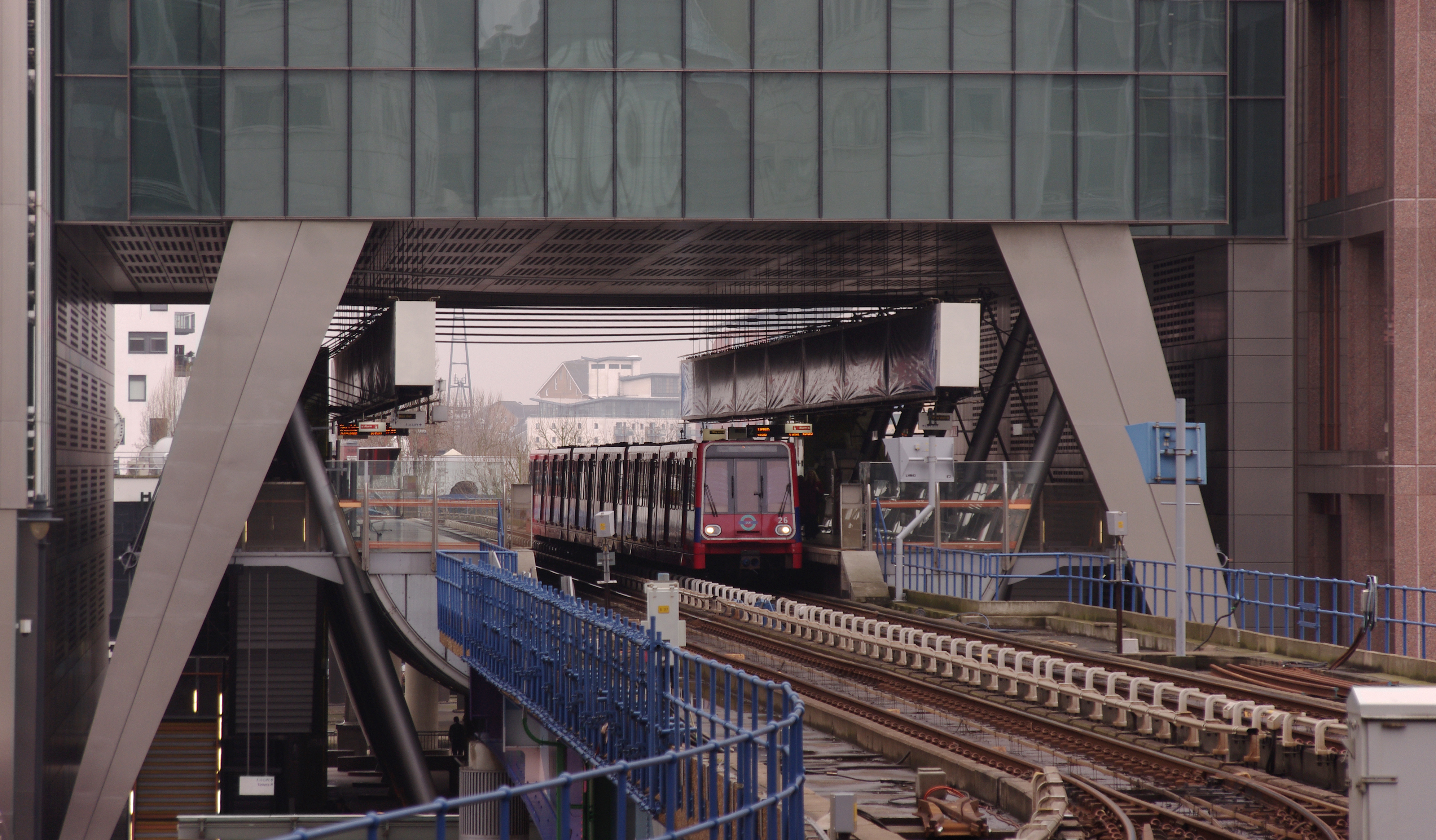 Canary Wharf DLR station MMB 07 26