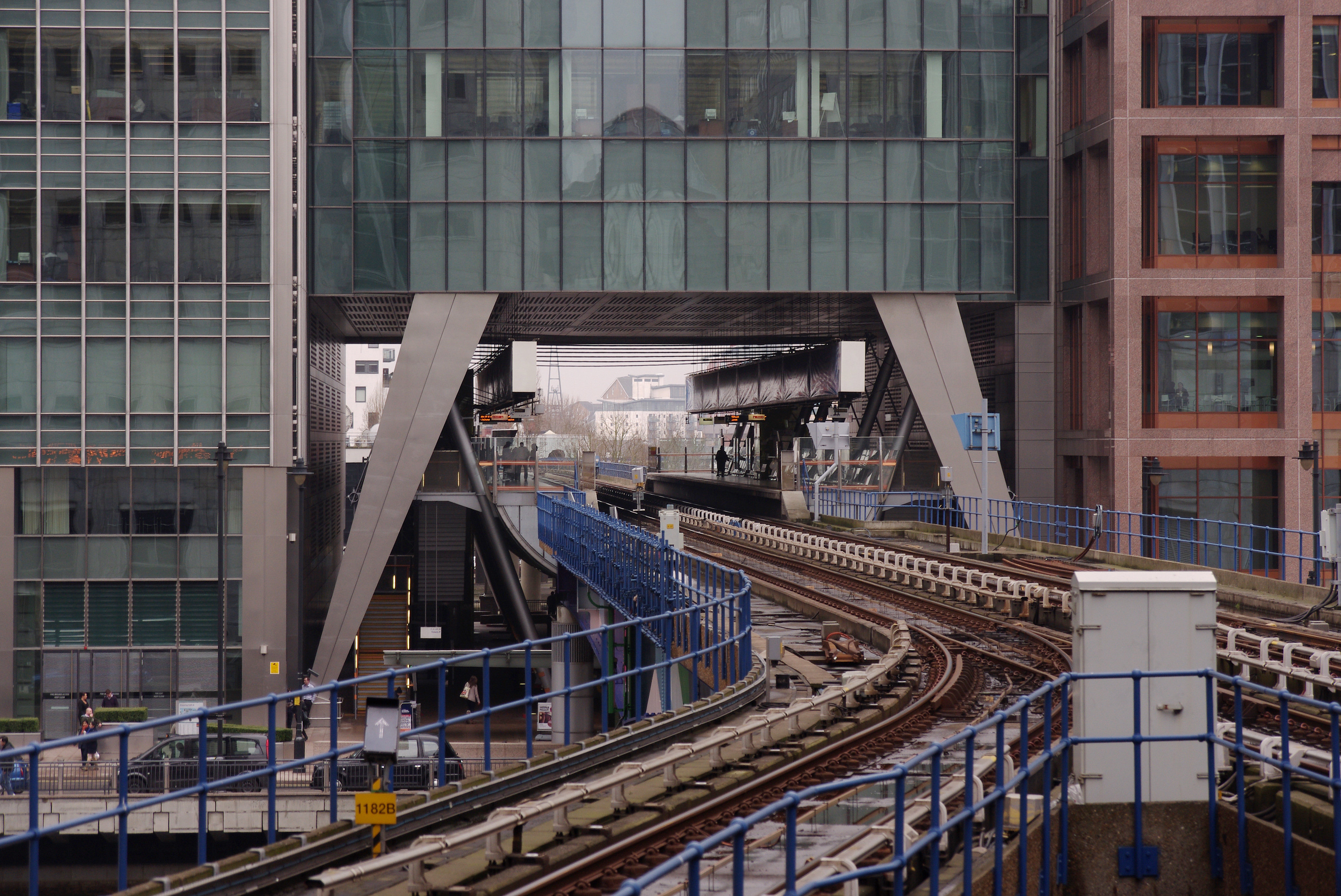 Canary Wharf DLR station MMB 08