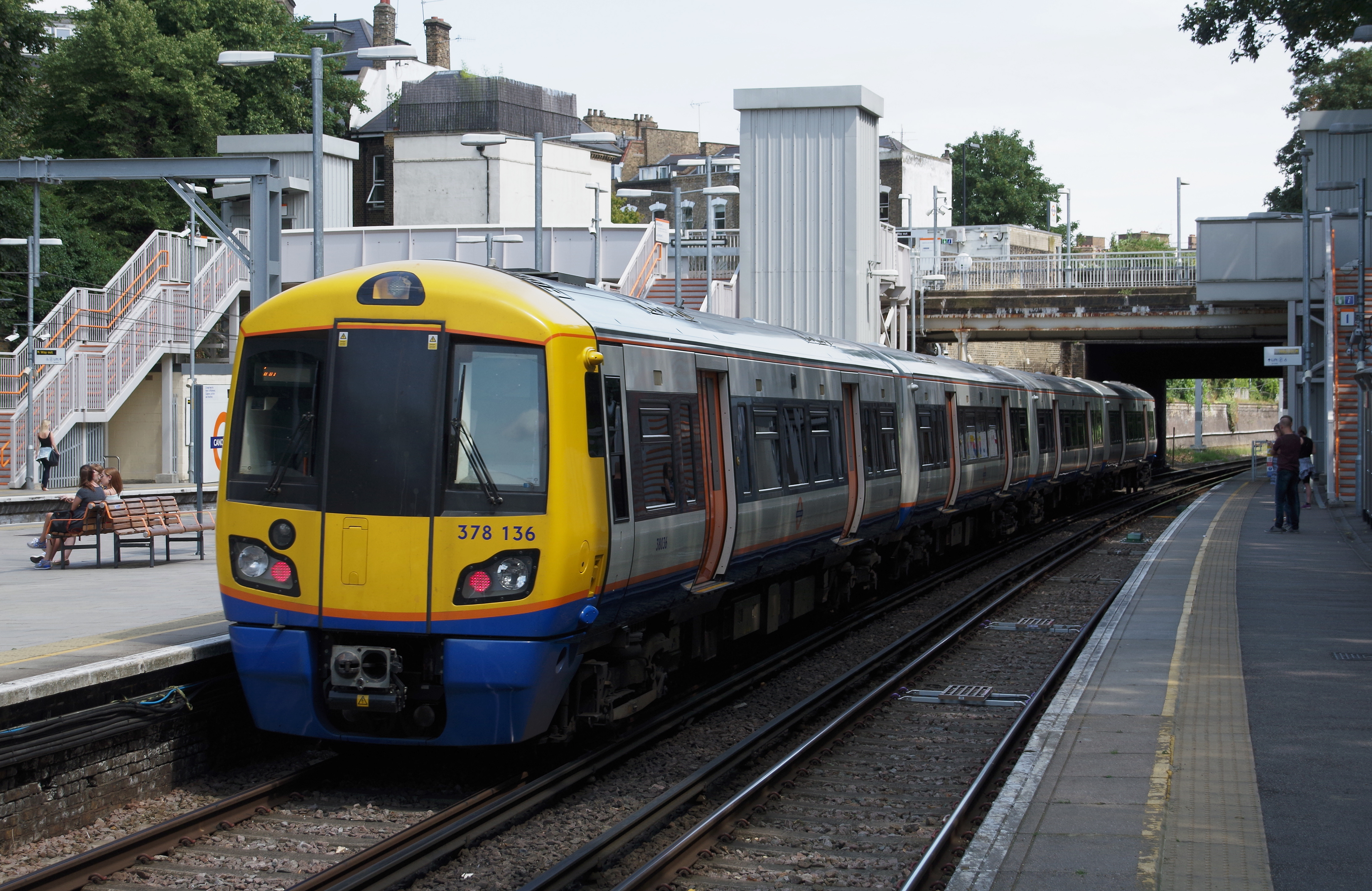 Canonbury railway station MMB 05 378136