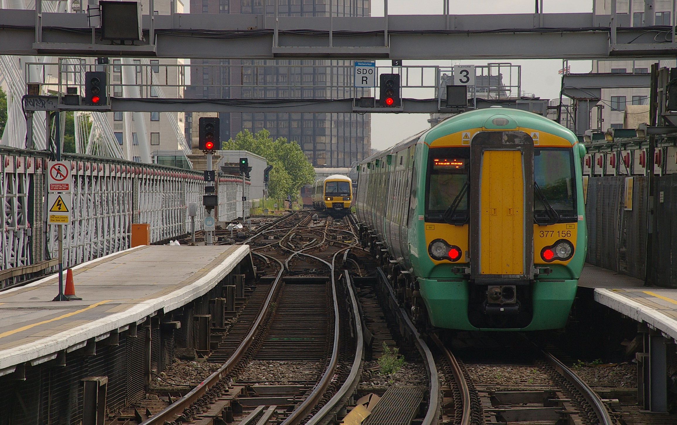 Charing Cross station MMB 09 465047 377156