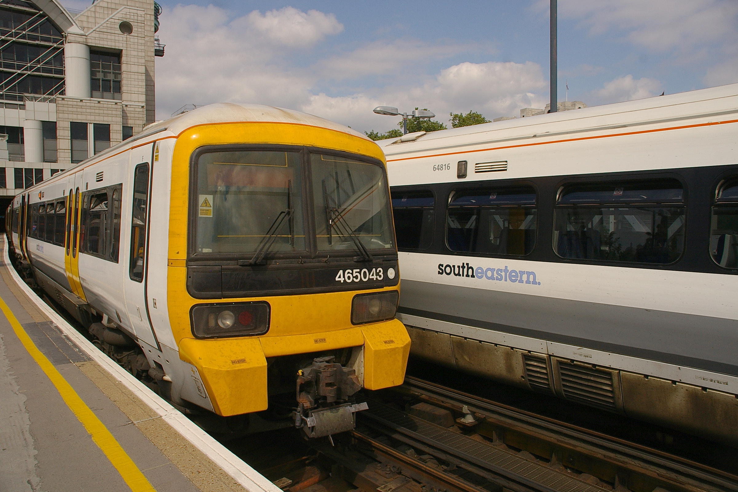 Charing Cross station MMB 12 465043 465008